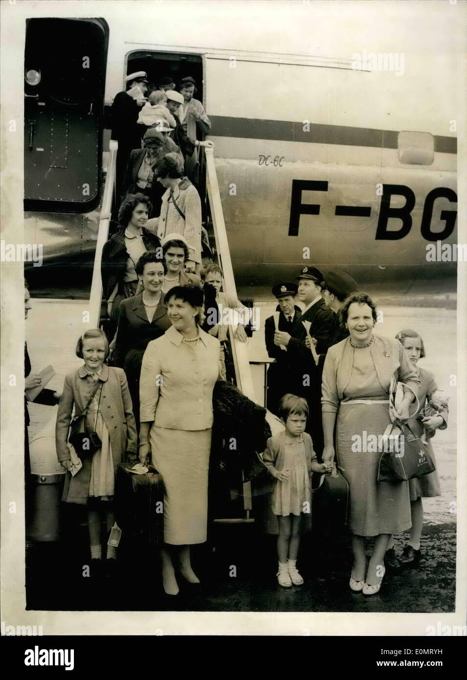 8. August 1956 - mehr wive und Kinder kommen aus dem Suez. Zone. Ein B.O.A.C. Flugzeug kam am Flughafen London an diesem Morgen mit Personal Familien von der Shell Oil Company - geflogen von Kairo - angesichts der Krise des Suez-Kanals. Foto zeigt einige der Familien bei der Ankunft am Flughafen London heute Morgen von Kairo. Stockfoto