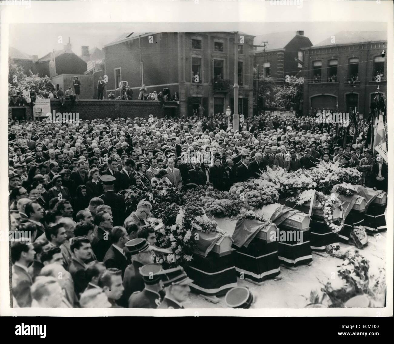 8. August 1956 - Beerdigung des belgischen Mine Katastrophenopfer, viele Bergleute immer noch gefangen in Maroinelle Grube: große Menschenmengen huldigte Stockfoto