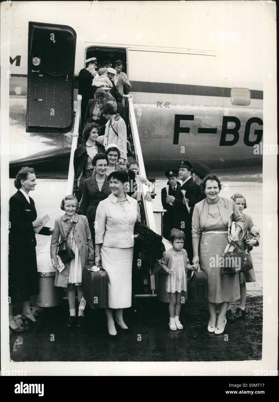 8. August 1956 - kommen mehr Frauen und Kinder aus der Suez-Zone. A.B.O.A.C. Flugzeug angekommen am Flughafen London mit Personal Familien von der Shell Oil Company - geflogen von Kairo - angesichts der Krise des Suez-Kanals. Keystone-Fotoshows:-einige der Familien bei der Ankunft in London am Flughafen von Kairo. Stockfoto