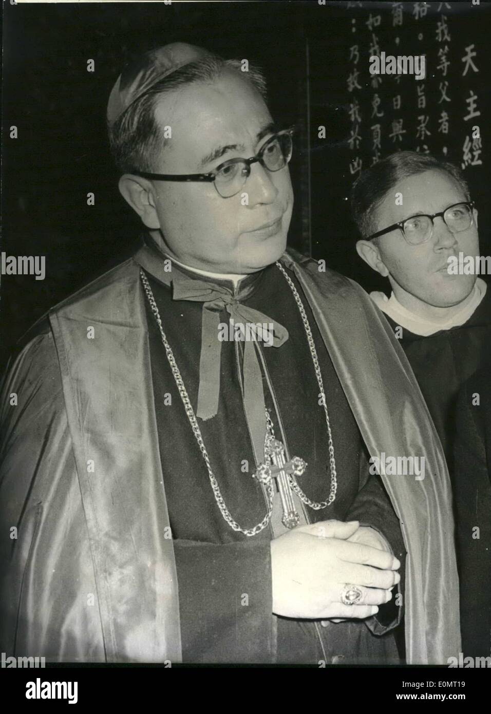 8. August 1956 - die ersten Besucher aus Fernost...: kommen jetzt in Köln zu den deutschen katholischen Laien. eine chinesische Delegation mit 30 Priester unter der Führung des Erzbischofs von Nanking, Herr Yun-Pi Yu-Pin die Mission-Ausstellung besucht. Das Foto zeigt links Erzbischof Yu-Pin. Stockfoto