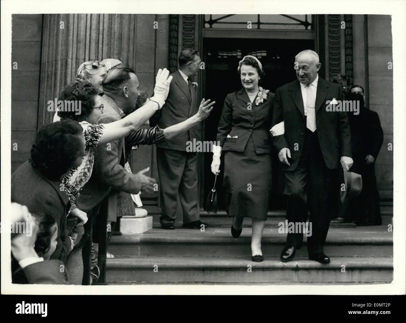 8. August 1956 - Herr Emmanuel Shinwell Vermählten in Marylebone Standesamt Freunde Welle Herzlichen Glückwunsch: Die Hochzeit fand heute Morgen beim Standesamt Marylebone Mr Emmanuel Shinwell der 71 jährige Arbeit M.P. und ehemaligen Verteidigung-Minister - Miss Dinah Meyer (54) dänische geboren Exekutive einer Stadt-private-Banking-Firma. Herr Shinwell erste Frau starb im Jahre 1954. Das Foto zeigt. Herr Shinwell und seine Braut winken Freunde betrachten-wie sie dem Standesamt nach der Hochzeit verlassen heute. Stockfoto