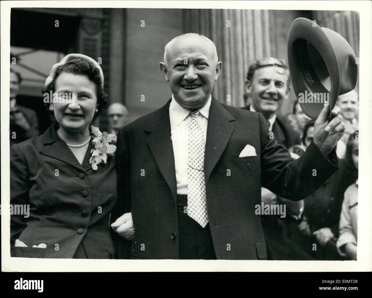 8. August 1956 - Herr Emanuel Shinwell, heiratet am Marylbone Standesamt.: die Hochzeit fand heute Morgen um Marylebone Standesamt von Herrn Emmanuel Shinwell - 71 jährige Arbeit M.P. und ehemaliger Verteidigungsminister - Miss Dinah Meyer (54) dänische geboren Exekutive von einer Stadt Backen Privatunternehmen. Herr Shinwell erste Frau starb im Jahre 1954. Foto zeigt die Braut und der Bräutigam nach der Hochzeit heute. Stockfoto