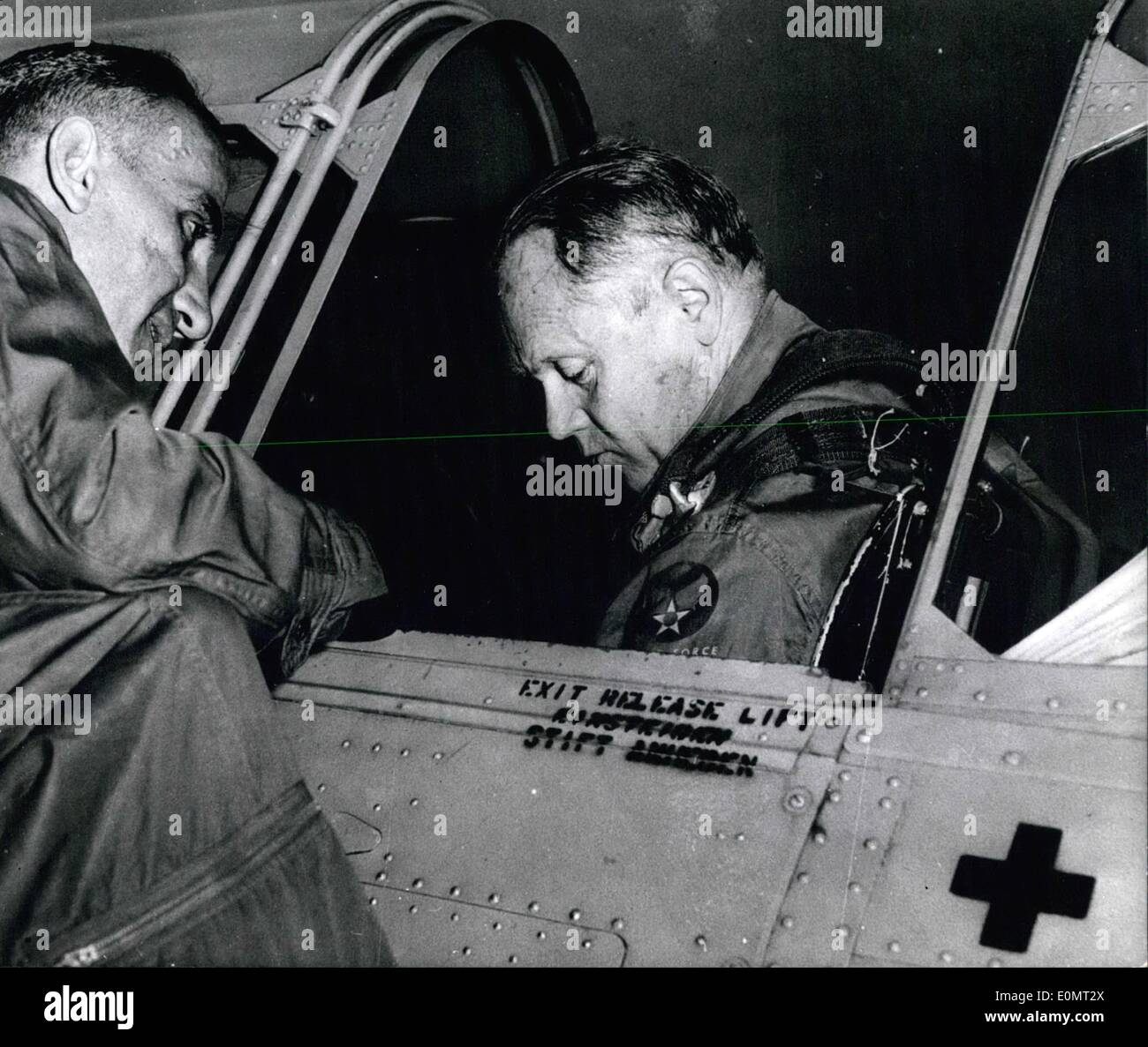 8. August 1956 - The Commander Of The Luftwaffe: Gen Lt. Kammbuber besucht Fürstenfeldbruck Flughafen um den jungen zu überprüfen Stockfoto