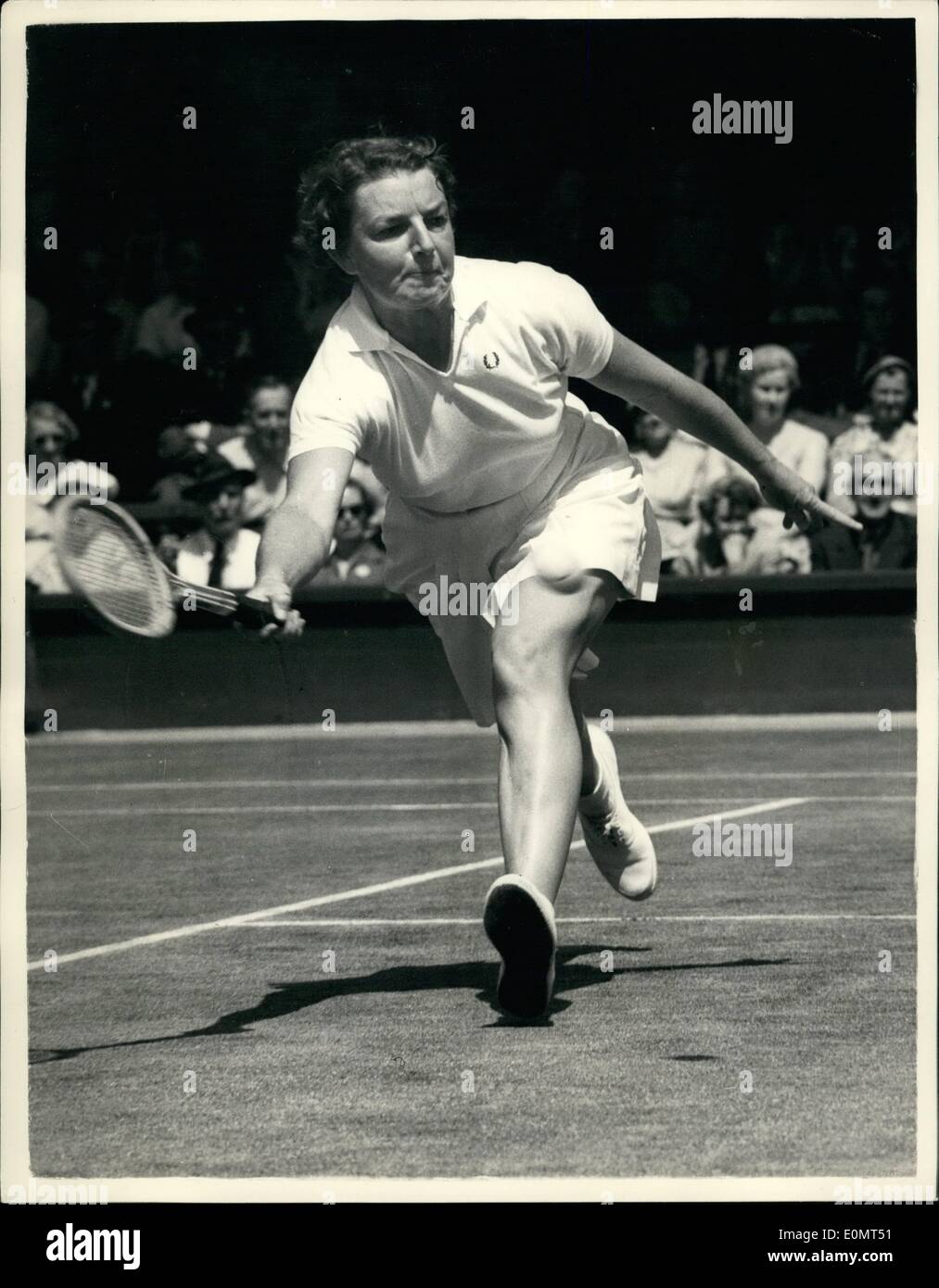 6. Juni 1956 - Wimbledon - zweiter Tag. Thelma lange Australien - Spiel.: Foto zeigt Frau Thelma Long von Australien im Spiel während ihr Match mit Miss Angela Morttier von Großbritannien - am zweiten Tag der Wimbledon Championships heute Nachmittag. Stockfoto