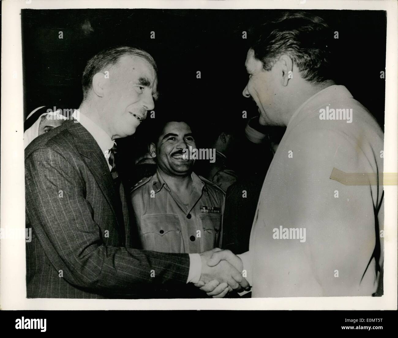 6. Juni 1956 - Empfang anlässlich der britischen Evakuierung von Ägypten. Sir Brian Robertson besucht, sowjetischen Außenminister zu erfüllen. Ein Empfang war bei den Armed Forces Officers Club, Zamalek statt. von Premier Gamal Nasser anlässlich Truppen die Evakuierung der britischen aus Ägypten. Keystone-Foto zeigt: Sir Brian Robertson. Wer war eine ehemalige britische Kommandeur in Chef im Nahen Osten trifft Mr Shepilov des sowjetischen Außenministers an der Rezeption. Stockfoto