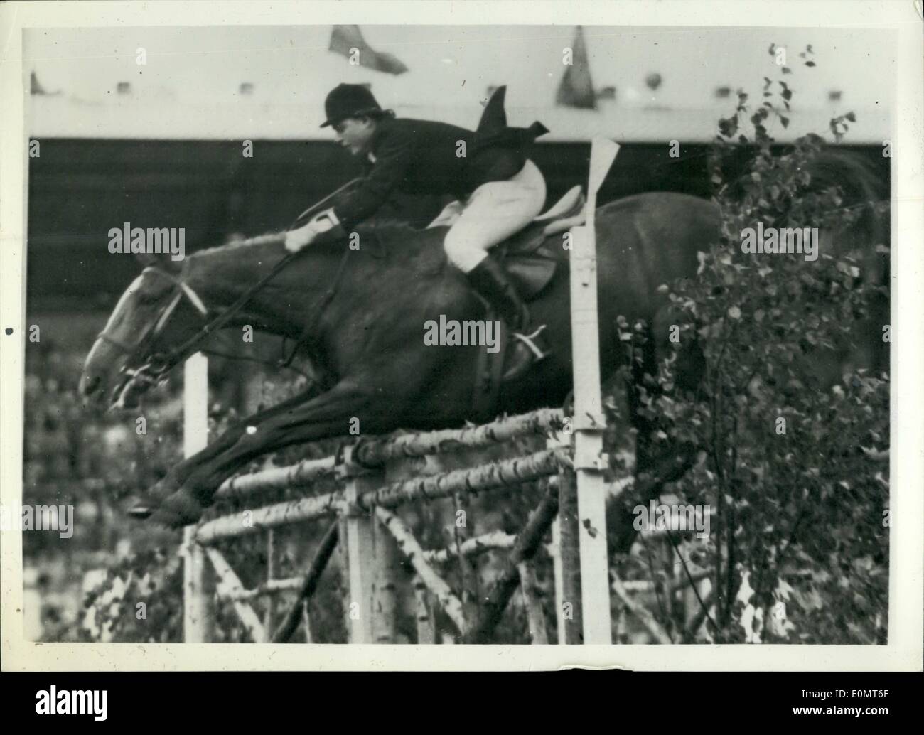 6. Juni 1956 - Olympische Reiterspiele... Mit weißen nimmt einen Sprung auf '' Flanagan'': Bild zeigt: Großbritanniens Pat Smythe nimmt eine Stockfoto