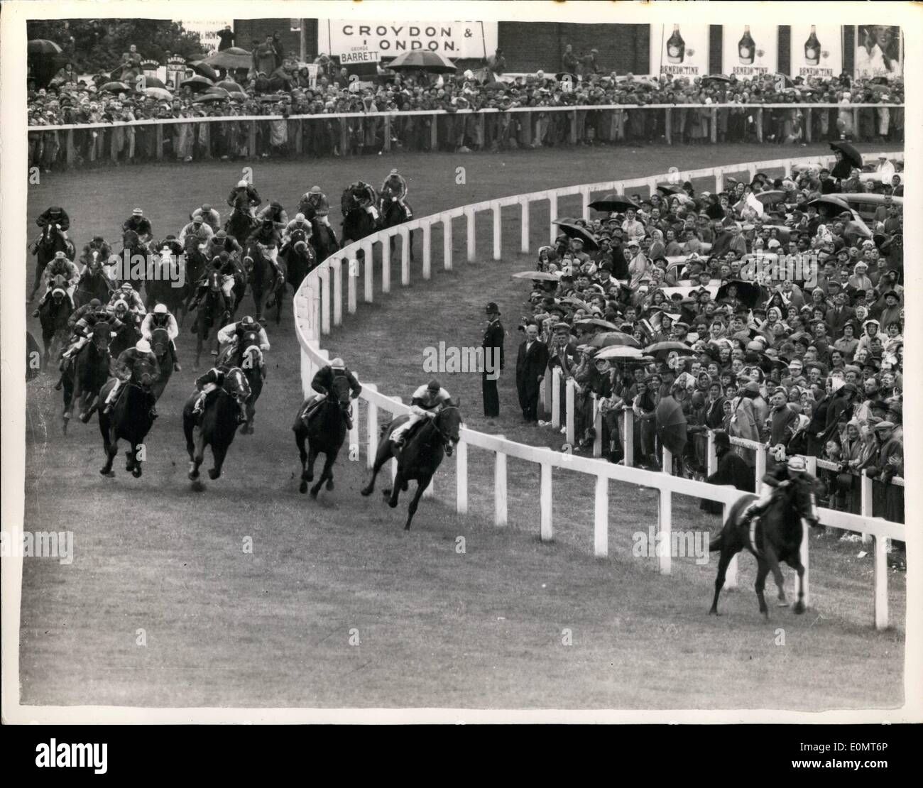 6. Juni 1956 - das Derby in Epsom - von '' Lavendin'' gewonnen. Das Feld Rundung Tattenham Corner. Foto zeigt Gesamtansicht, da das Feld Tattenham Corner - in Epsom während 1956 Derby heute Nachmittag abgerundet. gesehen auf seinem eigenen vorne ist "Monterey" (W. Snaith). Er tailed entfernt wie das Tempo zu viel für Hit war. Zweite '' Lavendin'' war der Gewinner mit '' Monteval'' und '' Roistar'' Dritte. Stockfoto