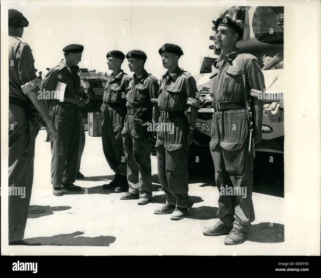 8. August 1956 - mit '' Desert Rats von 1956''. Die '' vergessen Armee '' - bereit für Emergency.: Wenig spricht über die "Desert Rats von 1956'' - ansonsten 10.. Panzer-Division - die Königin Bucht umfasst. Sie sind ständig im Training mit ihren Panzern und alle Arten von modernen militärischen Ausrüstung - unter der prallen - in der libyschen Wüste gesehen werden. Foto zeigt Lieut Col. C. Armitage von der Königin Buchten - inspiziert eine Crew - während der Dienst in der libyschen Wüste. Stockfoto