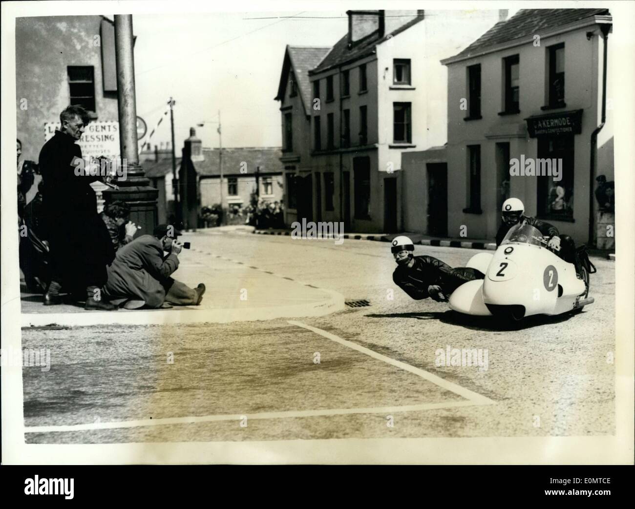6. Juni 1956 - Isle Of Man t.t. Rennen. Deutscher Sieg in der Seitenwagen-Rennen: Foto zeigt F. Hillebrand (Deutschland), Reiten ein BMW mit M. Ghunwald, als Passagier bei Geschwindigkeit während der TT Sidecar internationale Rennen in Douglas, Isle Of Man, gestern gesehen. Sie gewann das Rennen. Stockfoto
