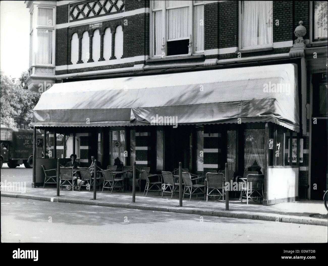 6. Juni 1956 - wo Miss Hofmans empfängt ihre Patienten "Krise" In das niederländische Königshaus: Zimmer über dieses '' De Bosboom'' Café in Amsterdam trifft sich Miss Hofmans ihrer Patienten für das Gebet. Miss Hofmans ist die zentrale Figur in der gemeldeten "Krise" in der niederländischen Königsfamilie. Muss Hofmans eingegeben den königlichen Haushalt, weil Königin Juliana hoffte, dass ihre "Wunderheilung" Kräfte ihrer kleinen Tochter Prinzessin Marijke - helfen, die fast blind ist. Sie hat als der '' Rasputin'' des niederländischen Königshauses bezeichnet worden. Stockfoto