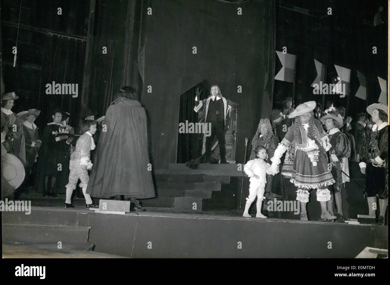 6. Juni 1956 - Victor Hugo "; s '' Cromwell'' bereitgestellt im Hof des Louvre: Victor Hugos Stück" Cromwell'' wird im Hof des Louvre inszeniert als p [Art des Paris-Festival-Programms. Cromwell (Impersonated von Maurice Escande aus der Comedie Francoise) Adressierung König Charles I (Rücken zur Kamera) von einer Plattform. Stockfoto