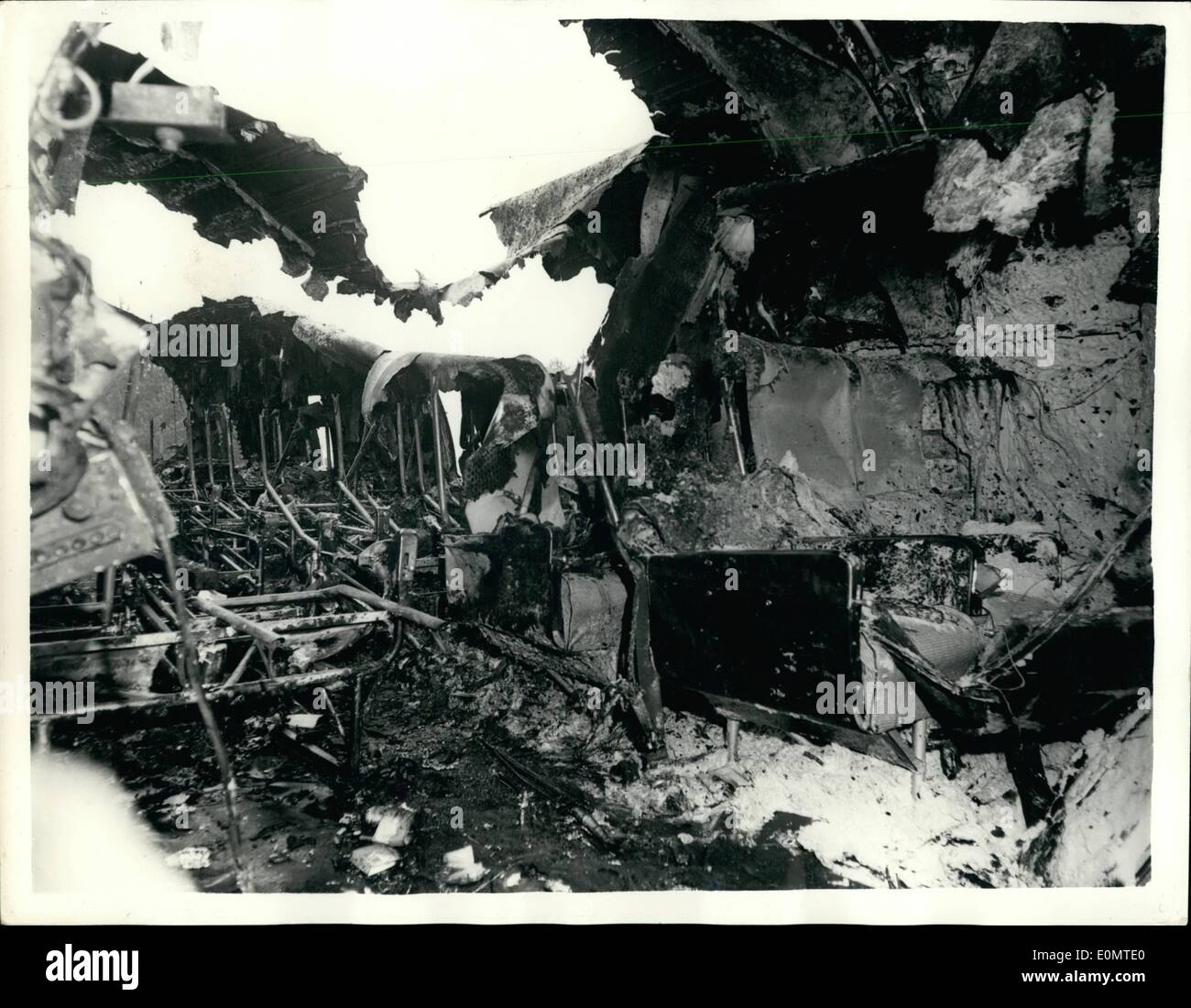 6. Juni 1956 - sterben 11.06.56 sieben wie Flugzeuge aus Nahost bei Blackbushe, Hants stürzt... Sieben Menschen, darunter Kinder verloren ihr Leben bei einem Service Familien Hermes Flugzeug stürzte im Nebel bei der Annäherung an Blackbushe Flughafen, Hants gestern Abend aus dem Nahen Osten. Keystone Fotoshows: Blick von der Rückseite des ausgebrannten Flugzeugs zeigt die Back to front Sitzgelegenheiten, der viele der Passagiere bei Blackbushe Vormittag gerettet. Stockfoto 6. Juni 1956 - sterben 11.06.56 sieben wie Flugzeuge aus Nahost bei Blackbushe, Hants stürzt... Sieben Menschen, darunter Kinder verloren ihr Leben bei einem Service Familien Hermes Flugzeug stürzte im Nebel bei der Annäherung an Blackbushe Flughafen, Hants gestern Abend aus dem Nahen Osten. Keystone Fotoshows: Blick von der Rückseite des ausgebrannten Flugzeugs zeigt die Back to front Sitzgelegenheiten, der viele der Passagiere bei Blackbushe Vormittag gerettet. Stockfoto