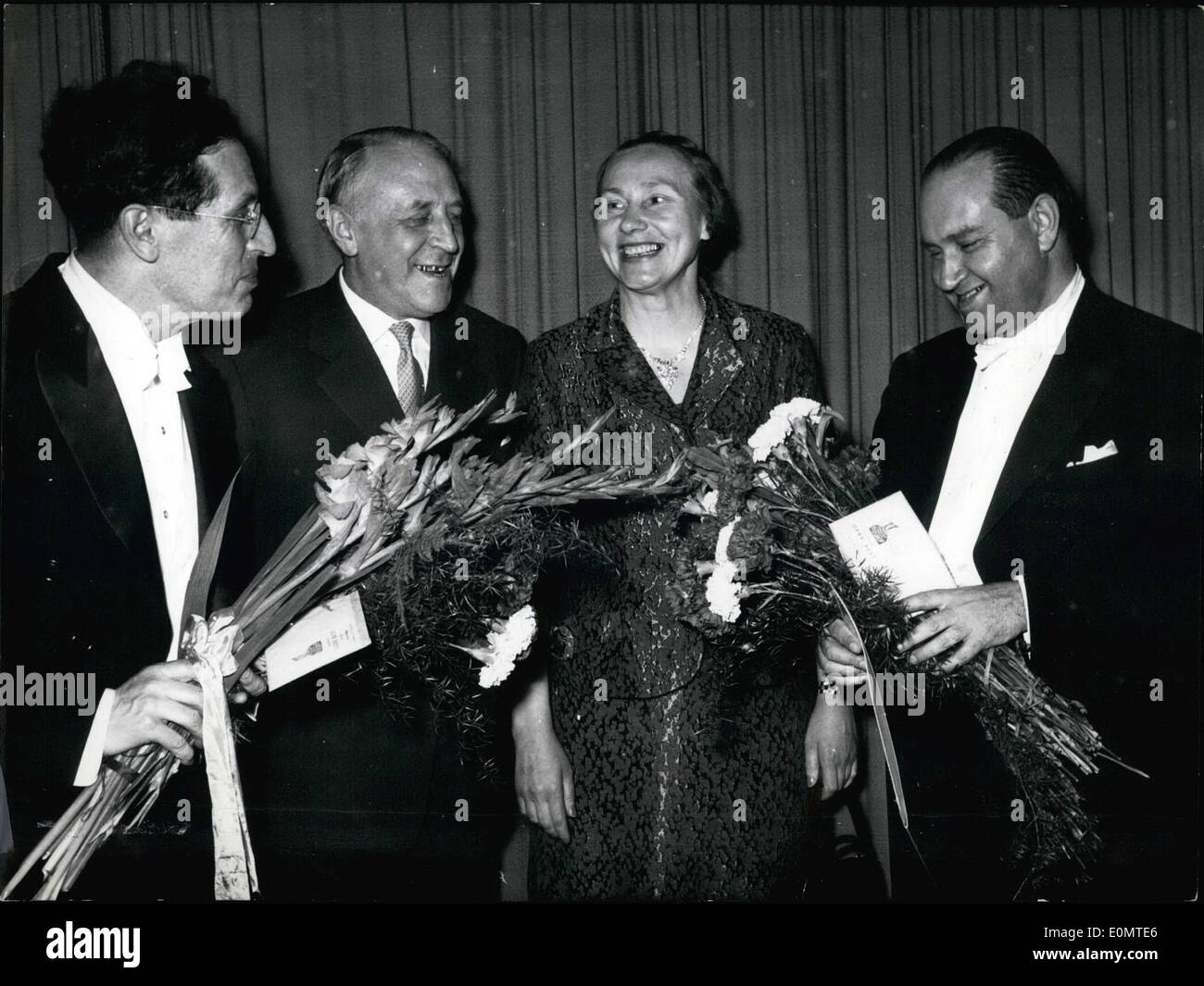 6. Juni 1956 - wurde ein Konzert mit den Leningrader Philharmonikern in Köln von David Oistrach gefeiert. Gäste waren auch sowjetische Botschafter Walerian Sorin und seiner Frau. Foto zeigt von links nach rechts: der Dirigent der Leningrader Philharmonie Herr Kurt Sanderling (Kurt Sanderlin), der sowjetische Botschafter Walerian Sorin, die Ehefrau von Sorin und David Oistrach. Stockfoto