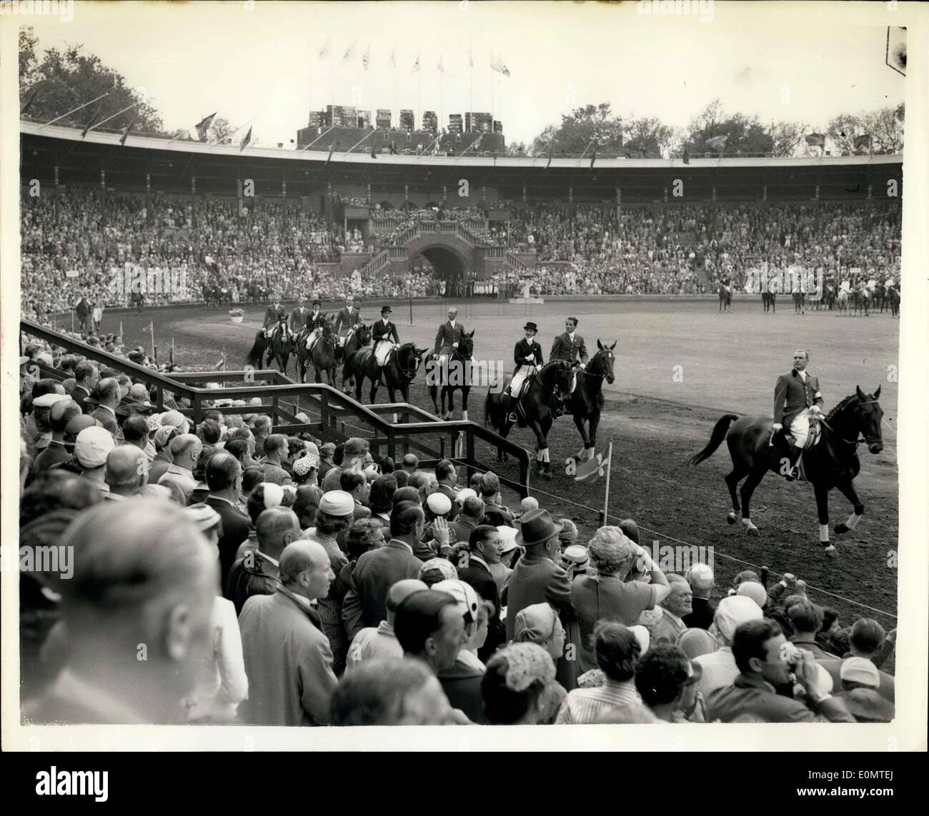 11. Juni 1956 - Eröffnung der Olympischen Reiterspiele In Stockholm. Deutsche Mannschaft auf der Parade. Foto zeigt die deutsche Mannschaft Pässe Stockfoto