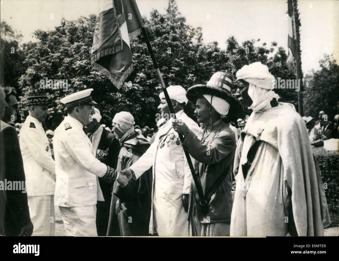 12. Juni 1956 - fand eine bewegende Demonstration von Veteranen Orleansville o anlässlich der '' Rhein und Donau '' Flagge wird wieder aufgestellt. Allgemeine Loriot, Kommandant der 10. Militärregion ist im Hintergrund. Stockfoto