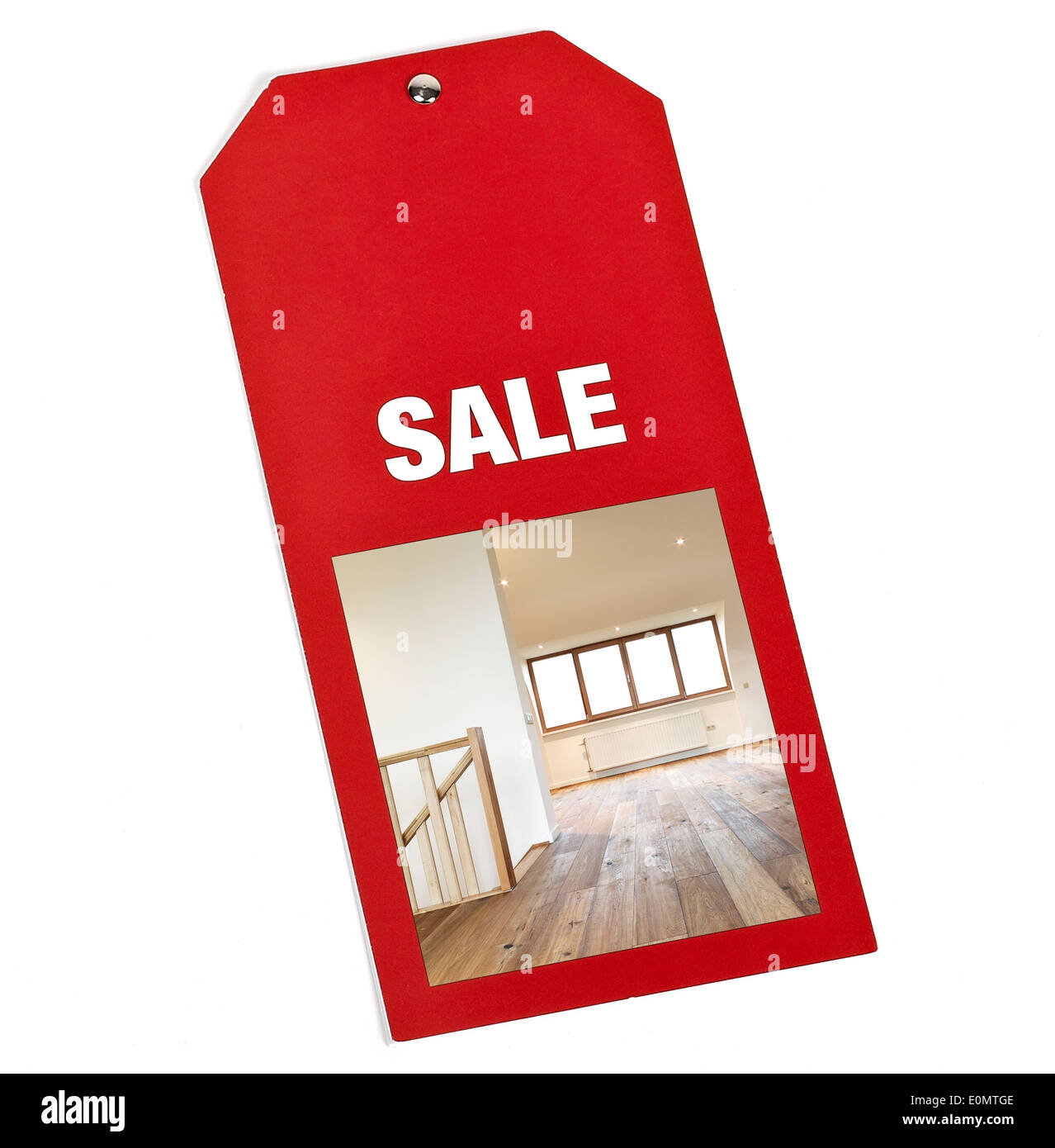 Roten Etikett mit Verkauf einer Wohnung renoviert auf weiß Stockfoto