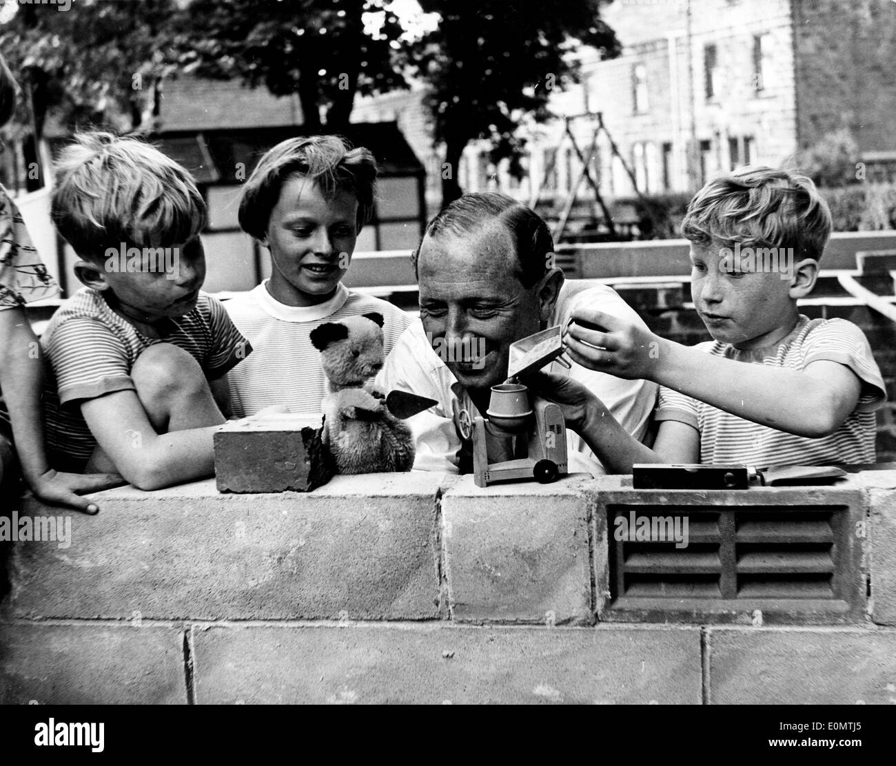 Sep 01, 1956 - Guiseley, England, UK - (Foto, c1956) HARRY CORBETT ein englischer Puppenspieler war, bekannt als der Schöpfer im Jahre 1948 Stockfoto