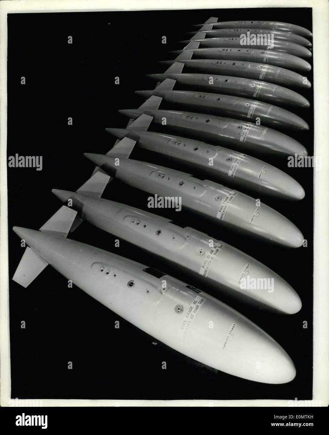 Sept. 07, 1956 - 09.07.56 Kunststoff Abwurftanks gebaut von der Firma Bristol für Flugzeuge in der ganzen Welt. Eines der Elemente auf der Farnborough Air Display ist die neue Art der Kunststoff Drop Treibstofftanks, die von der Bristol Aircraft Company für den Einbau in Maschinen für die Regierung hergestellt werden. Den gleichen Tanks werden auch unter Lizenz von Fokker in den Niederlanden und SABCA in Belgien für den Einsatz im eigenen Land-Maschinen produziert. Die Kunststoff-Tanks reichen von 50 bis 500 Gallonen-Kapazität Stockfoto
