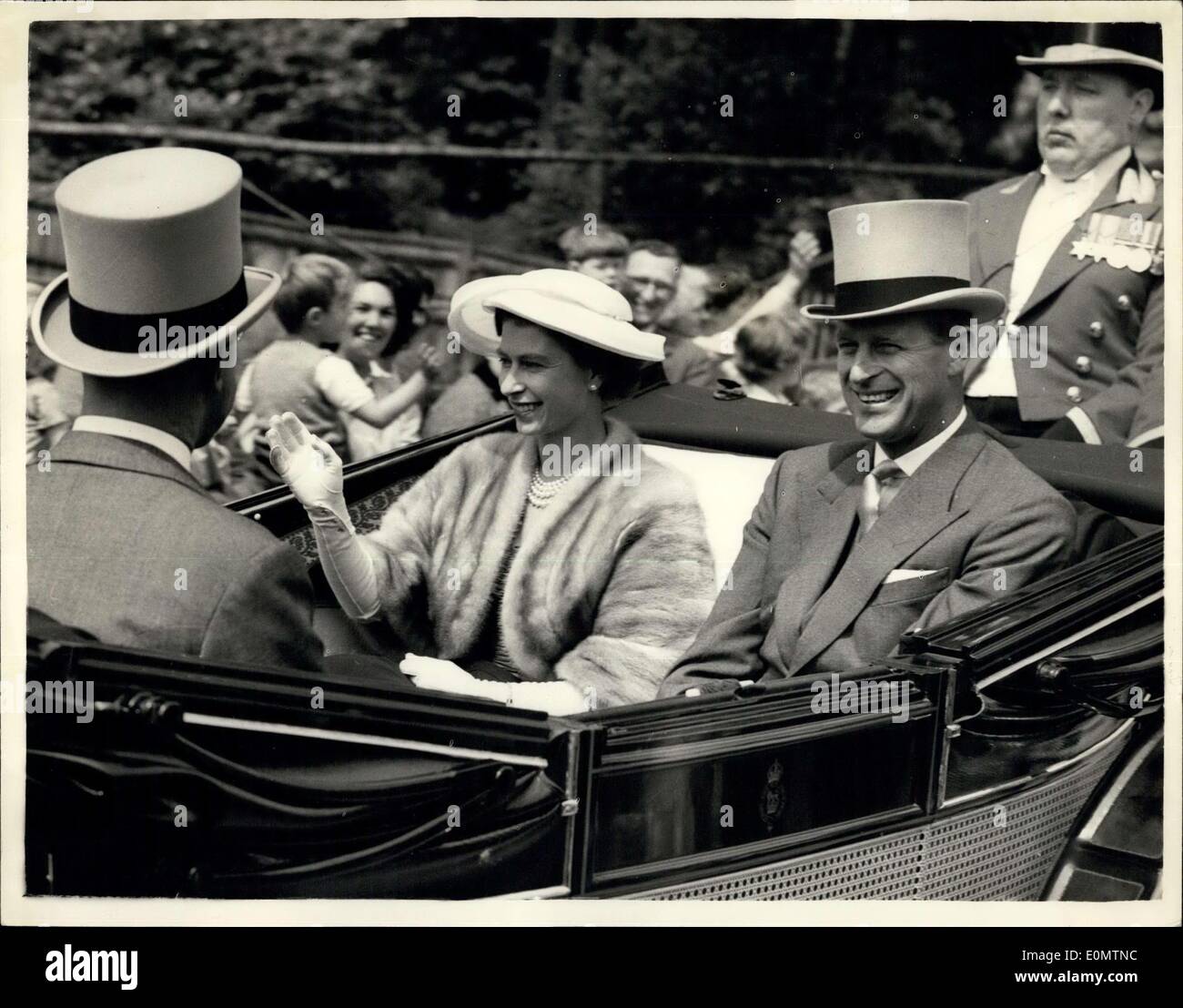 20. Juni 1956 - Royal Ascot - zweiter Tag Königin besucht: Foto zeigt HM The Queen und The Duke of Edinburgh in Ascot heute auf ihrem Weg nach unten den Verlauf der königlichen fahren zu sehen. Stockfoto