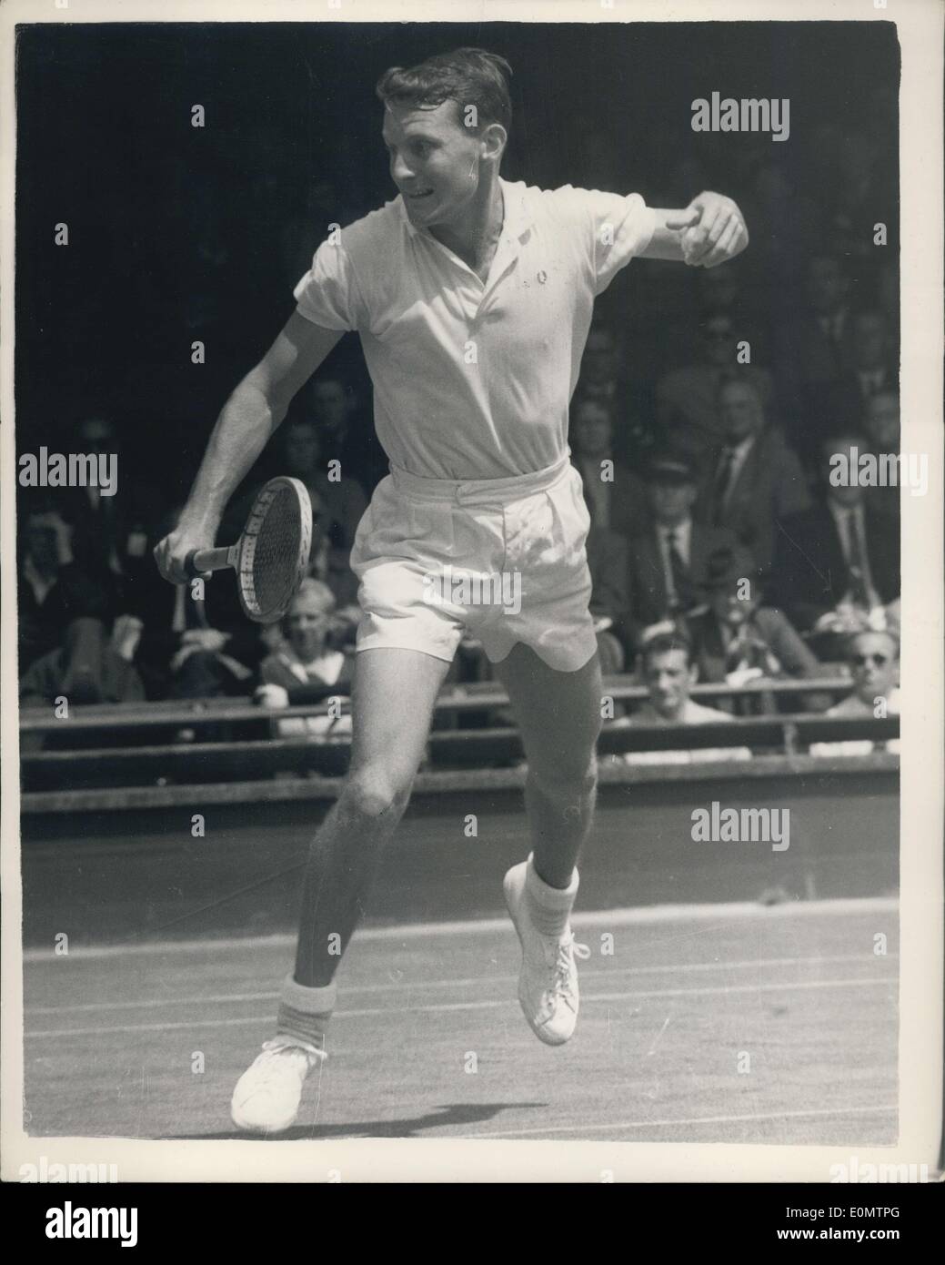 27. Juni 1956 - schlägt Wimbledon Championships Richardson von den USA Arkinstall Australiens. Foto zeigt Richardson, der Vereinigten Staaten im Spiel während seines Spiels mit J. Arkinstall von Australien - in Wimbledon heute Nachmittag Richardson gewann 6: 4; 9-7; 11-13; 8-6. Stockfoto