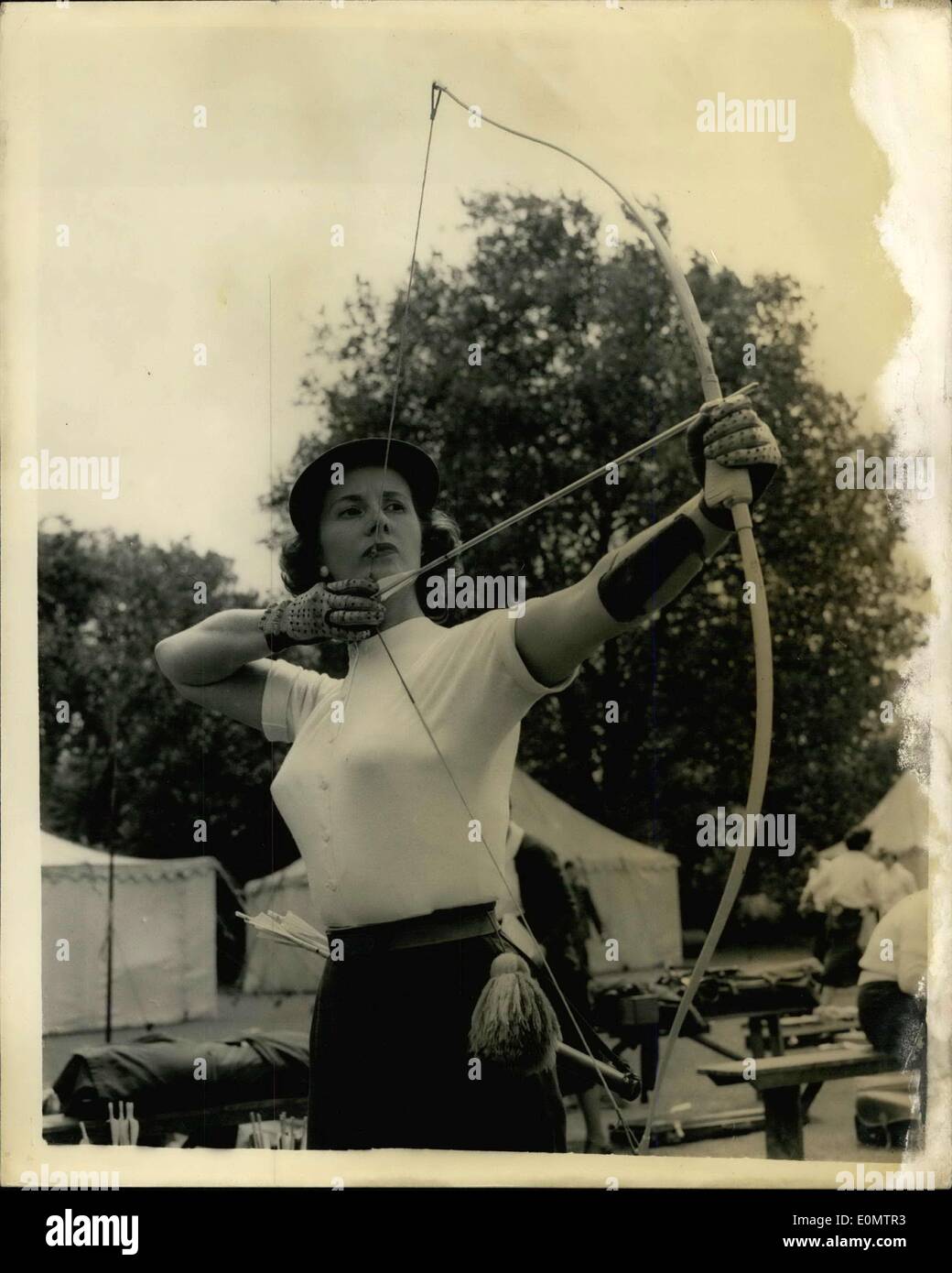 29. Juni 1956 - britische Archery Championships in Oxford. Mrs Lawrence von Leeds zielt. Foto zeigt Frau R.B. Lawrence von Leeds Archery Club Ziel nimmt, wenn sie das Vereinigte Königreich Archery Championships am Worcester College Cricket Ground, Oxford, heute teilnahm. Stockfoto