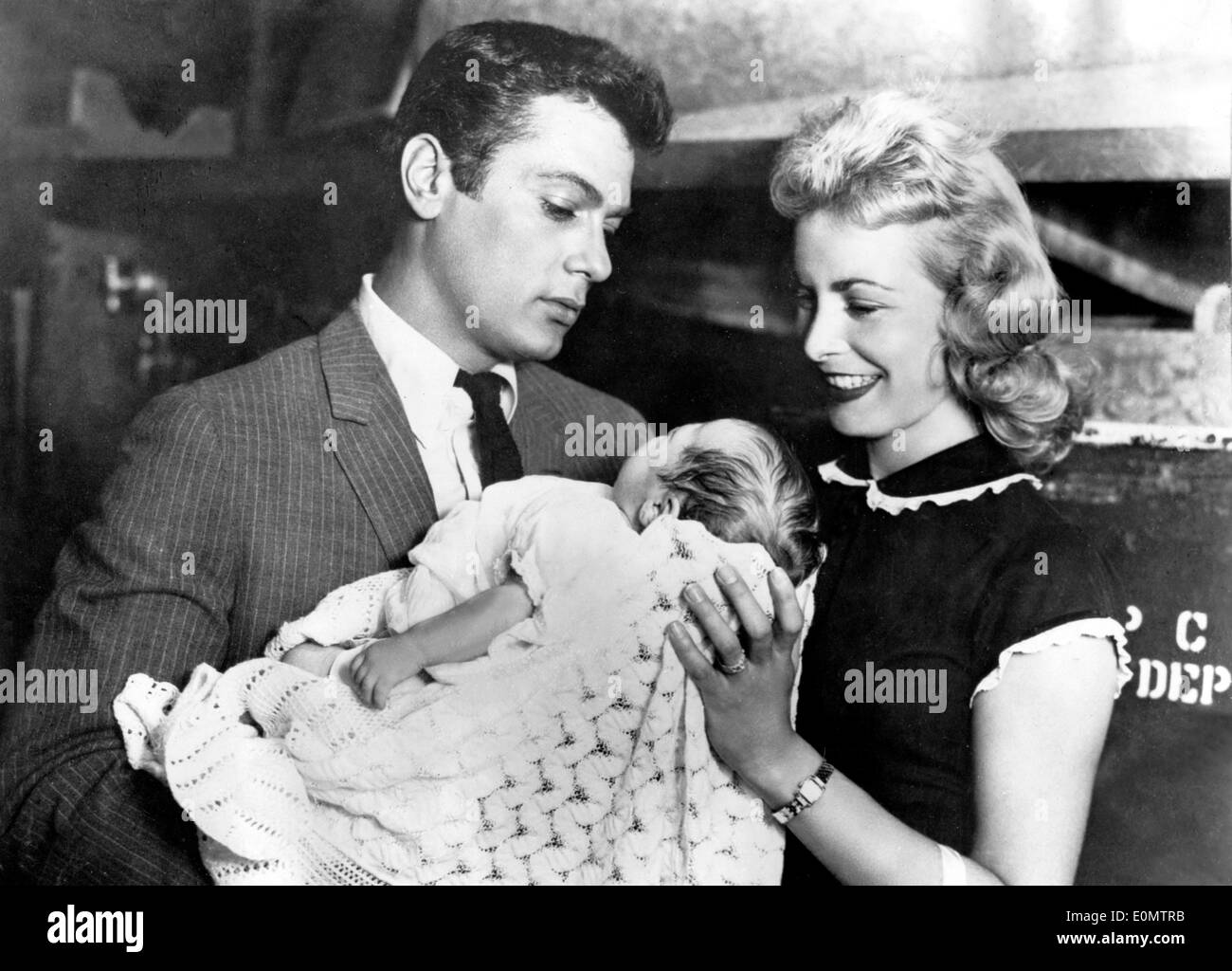 Schauspieler Tony Curtis und seine Frau Janet Leigh hält ihre Tochter Kelly Lee Curtis Stockfoto