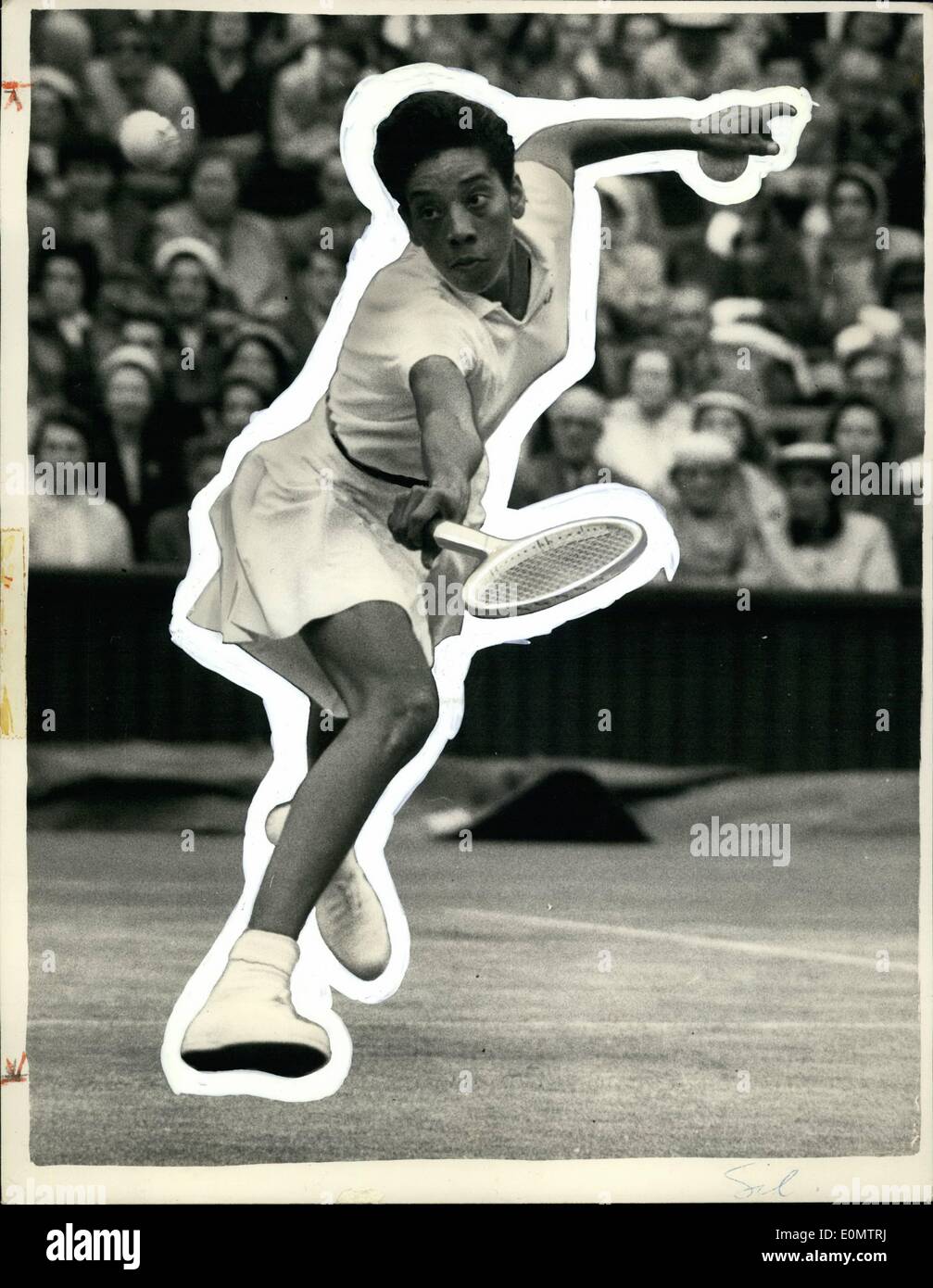 3. Juli 1956 - 07.03.56 Wimbledon Tennis Championships. Althea Gibson im Spiel. Keystone Fotoshows: Miss Althea Gibson der farbigen Amerikaner in spielen während sie passen mit ihrer Landsmännin Miss Shirley Fry in der Damen Einzel in Wimbledon heute Nachmittag. Stockfoto