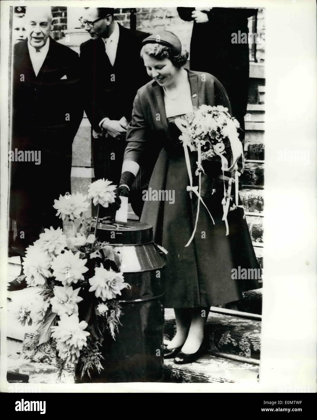 Sept. 09, 1956 - Crown Princess Beatrice macht Spende an Polio Fund am National Foundation in den Haag... Hoto Shows Stockfoto