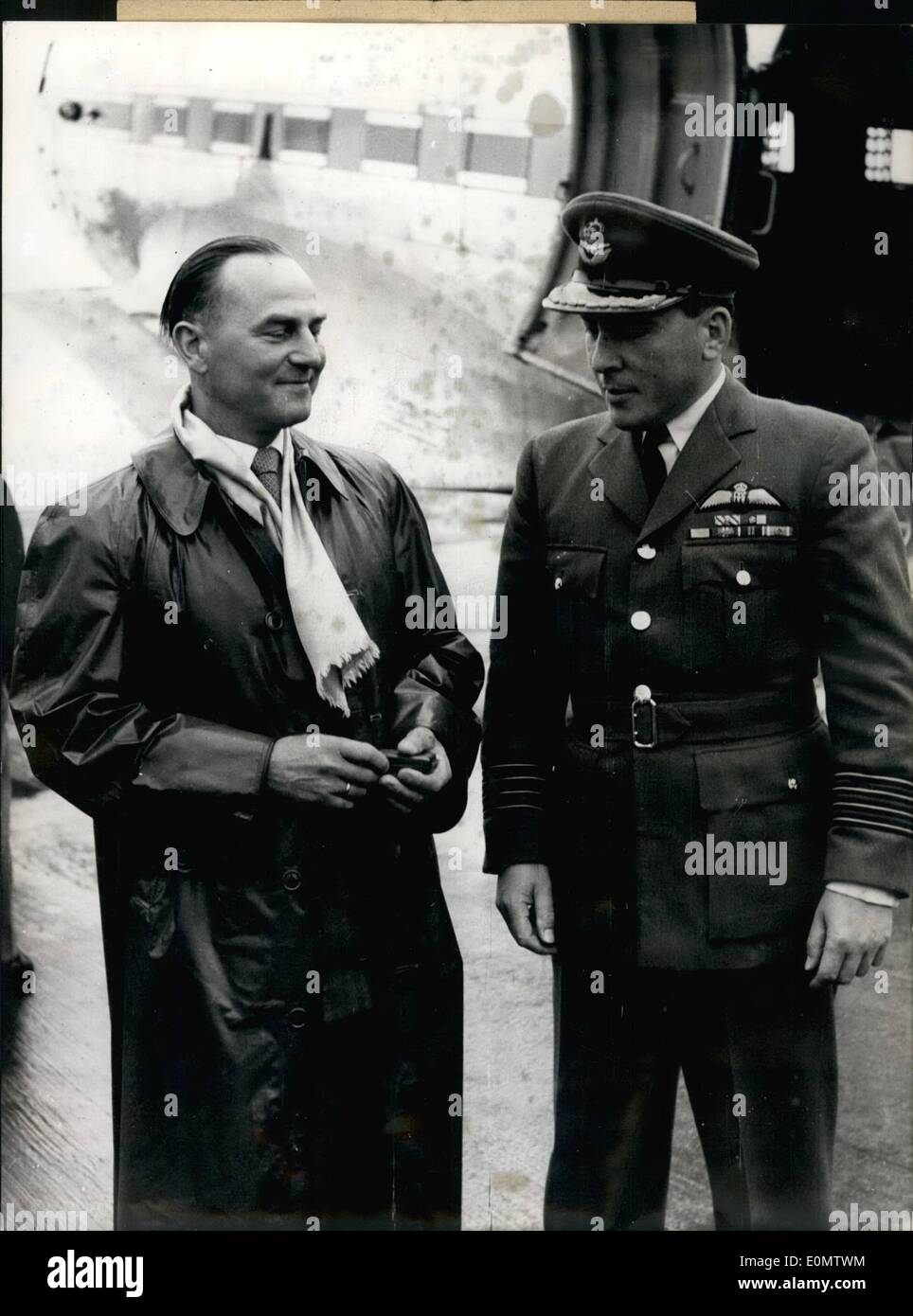 Sept. 09, 1956 - Wilhelm Erdnis(left), eine ehemalige deutsche Luft-Kämpfer, erhielt aus der Hand von seinem ehemaligen Gegner, Commander E. Norman Ryder seine Eiserne Kreuz 1. Klasse. Sie sind am Flughafen Köln-Wahn abgebildet. Erdnis wurde während des Krieges über Kent abgeschossen. Raf Vallone ein Stockfoto