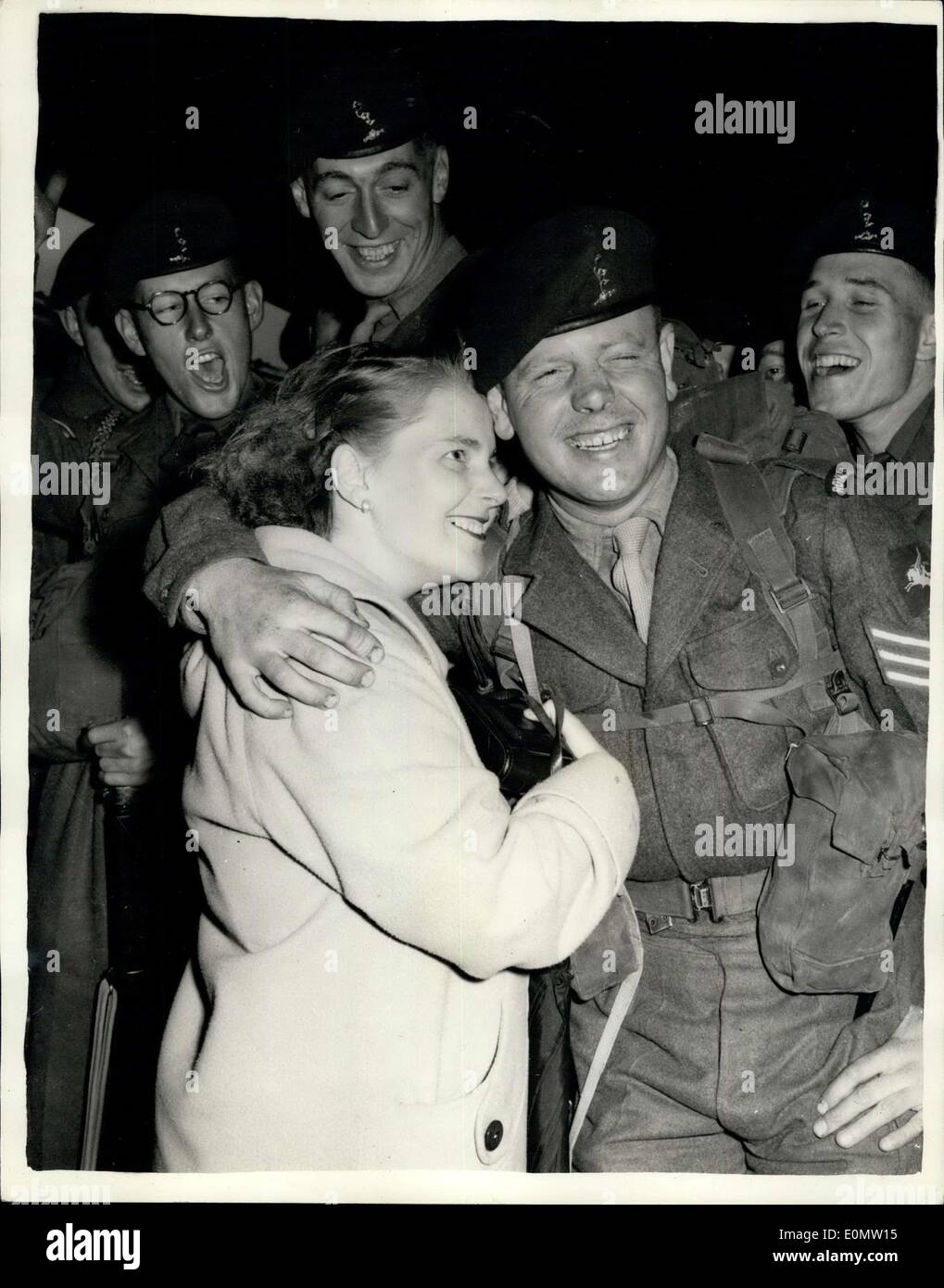 6. Juli 1956 - verlassen 07.06.56 Fallschirm Einheiten Portsmouth für den Mittelmeerraum. Abschied von Hug für Sergeant und Frau. Einheiten der Stockfoto