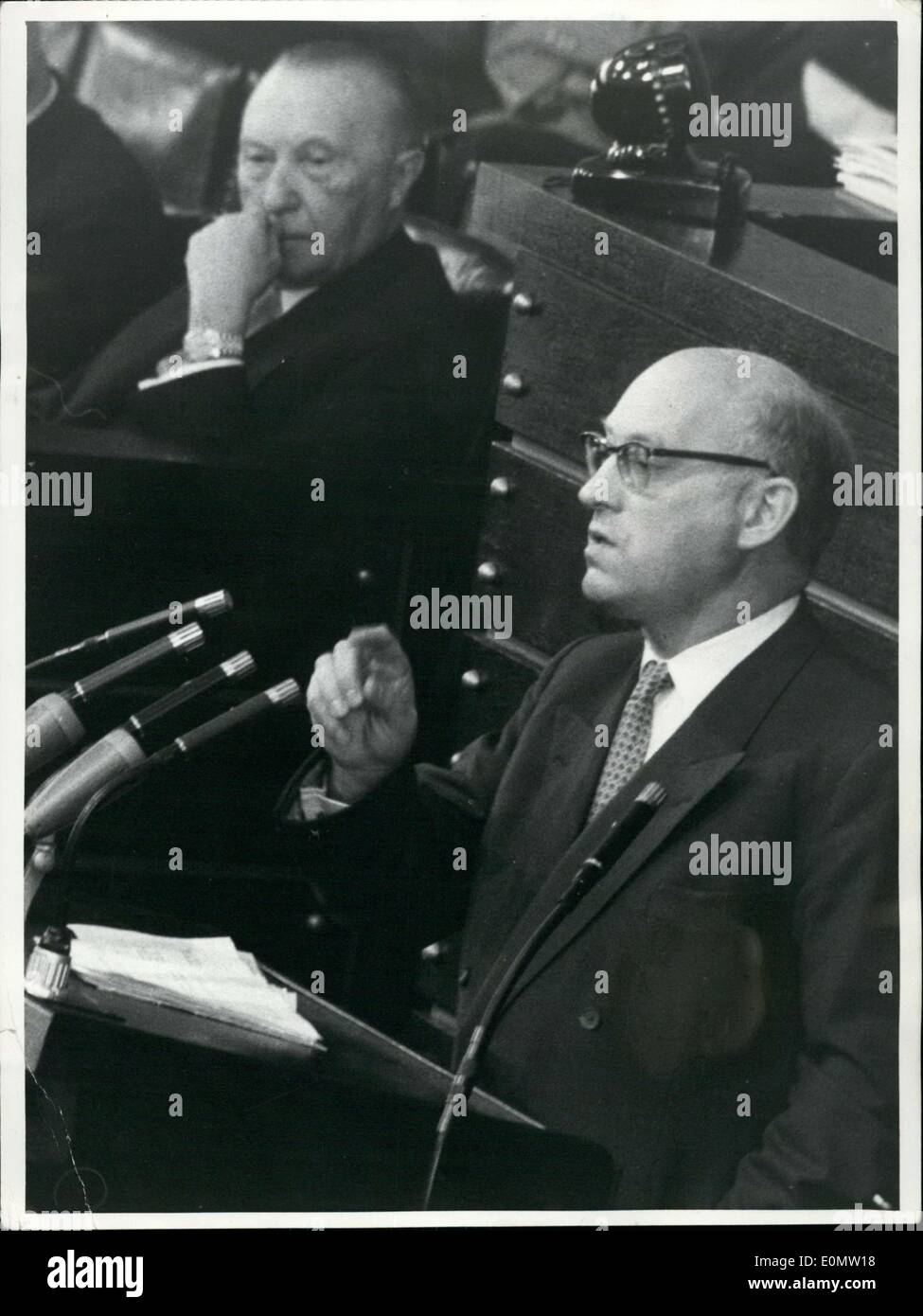 6. Juli 1956 - dritte Lesung der Dienst Gesetzesentwürfe in den Bundestag. Im Bild: Bundeskanzler Dr. Adenauer und SPD Verteidigung-Experte Fritz Erler in der Debatte am Vormittag. Stockfoto