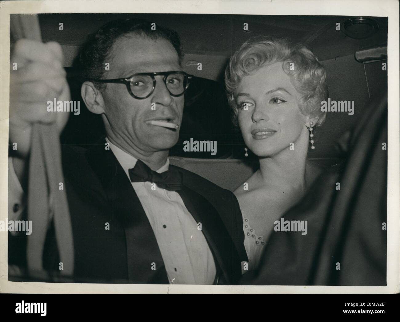 7 Juli 1956 Marilyn Monroe Auf Party Foto Zeigt Marilyn Monroe Und Ihr Ehemann Arthur Miller Letzte Nacht Als Sie Sunningdale Berkshire Zuhause Der Dramatiker Terence Rattigan Fur Eine Kleine Private