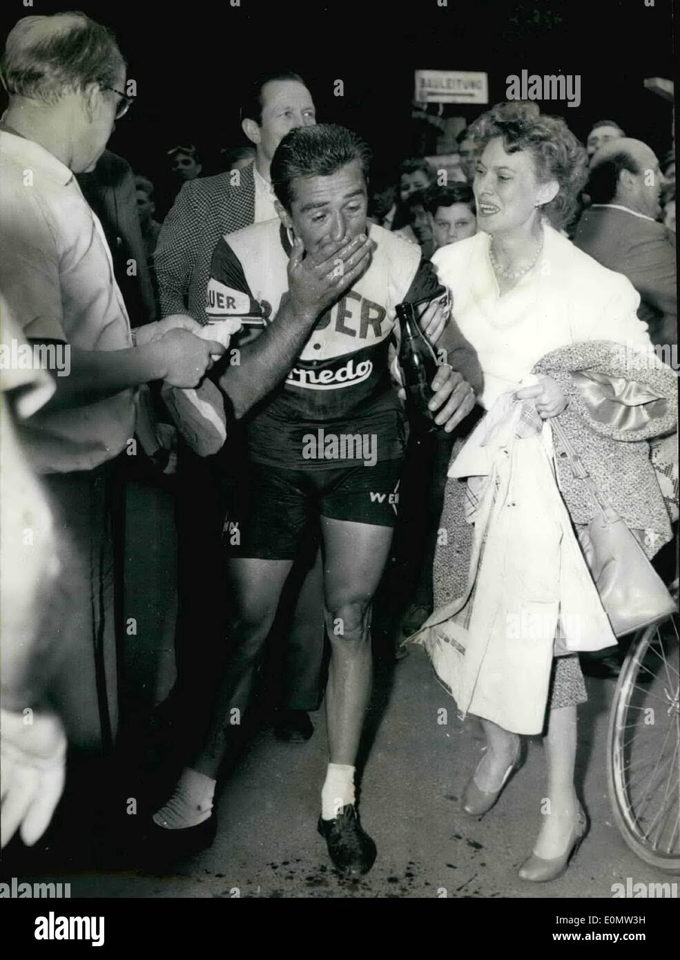 7. Juli 1956 - Meister der Deutsche im professionellen Radrennen gewann heute in Köln auf der 235 km langen Strecke der jungen Valentin Petry (VALENTIN PETRY). Das Foto zeigt Petry nach dem Sieg. Stockfoto