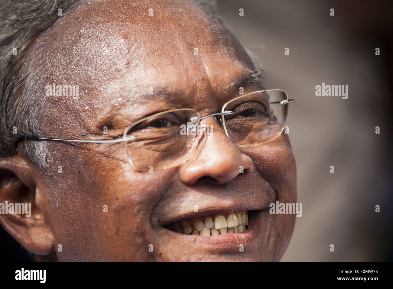 Bangkok, Thailand. 16. Mai 2014. Thai Anti-Regierungschef SUTHEP THAUGSUBAN am Parlamentsgebäude in Bangkok. Tausende von Demonstranten aus der Volksrepublik demokratische Reform Committee (Separatistischen) umgeben die thailändische Parlament komplexe Samstag um Druck der Thai Senat eine Interims-Ministerpräsident gestürzten ehemaligen PM Yingluck Shinawatra ersetzen auswählen. Der Senat beschlossen, nicht zu eine vorläufigen PM eigene ernennen und kündigte ein Treffen mit den aktuellen Interims-Ministerpräsident. Stockfoto