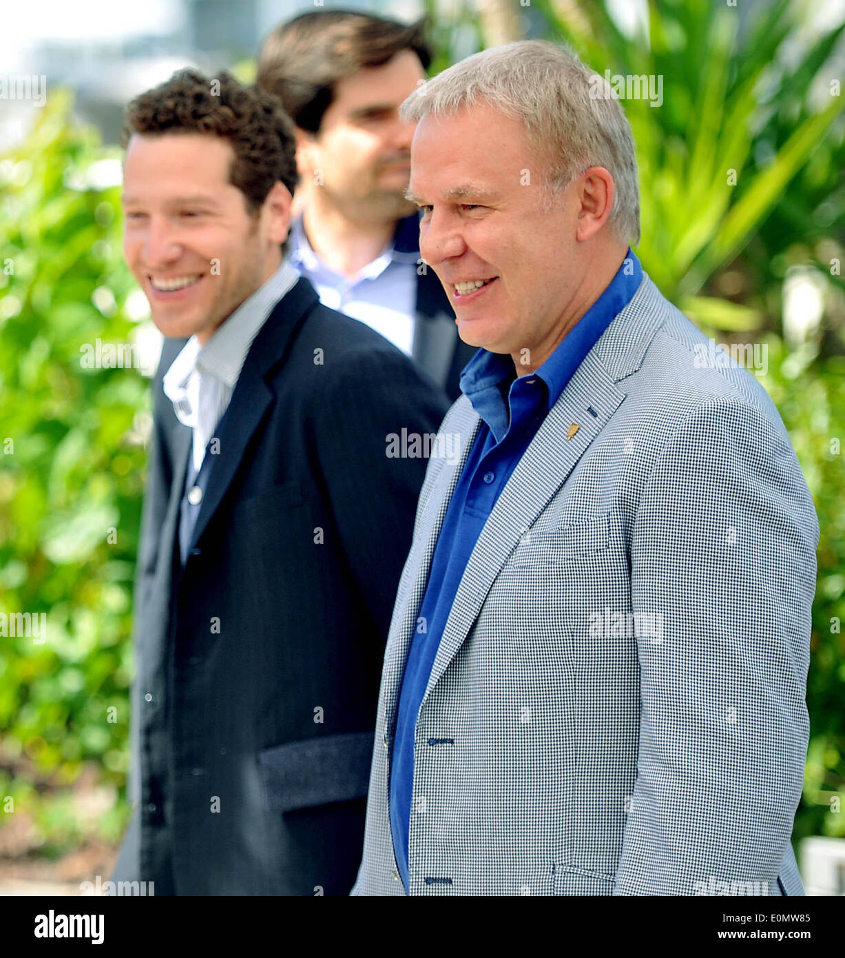 Cannes, Frankreich. 16. Mai 2014. Regisseur Gabe Polsky (L) und ehemaliger Kapitän der russischen Roten Armee Eishockeymannschaft Slava Fetisov stellen bei einem Fototermin des Dokumentarfilms "Rote Armee" bei der 67. Auflage des Cannes Film Festivals in Cannes, Südfrankreich, am 16. Mai 2014. © Chen Xiaowei/Xinhua/Alamy Live-Nachrichten Stockfoto