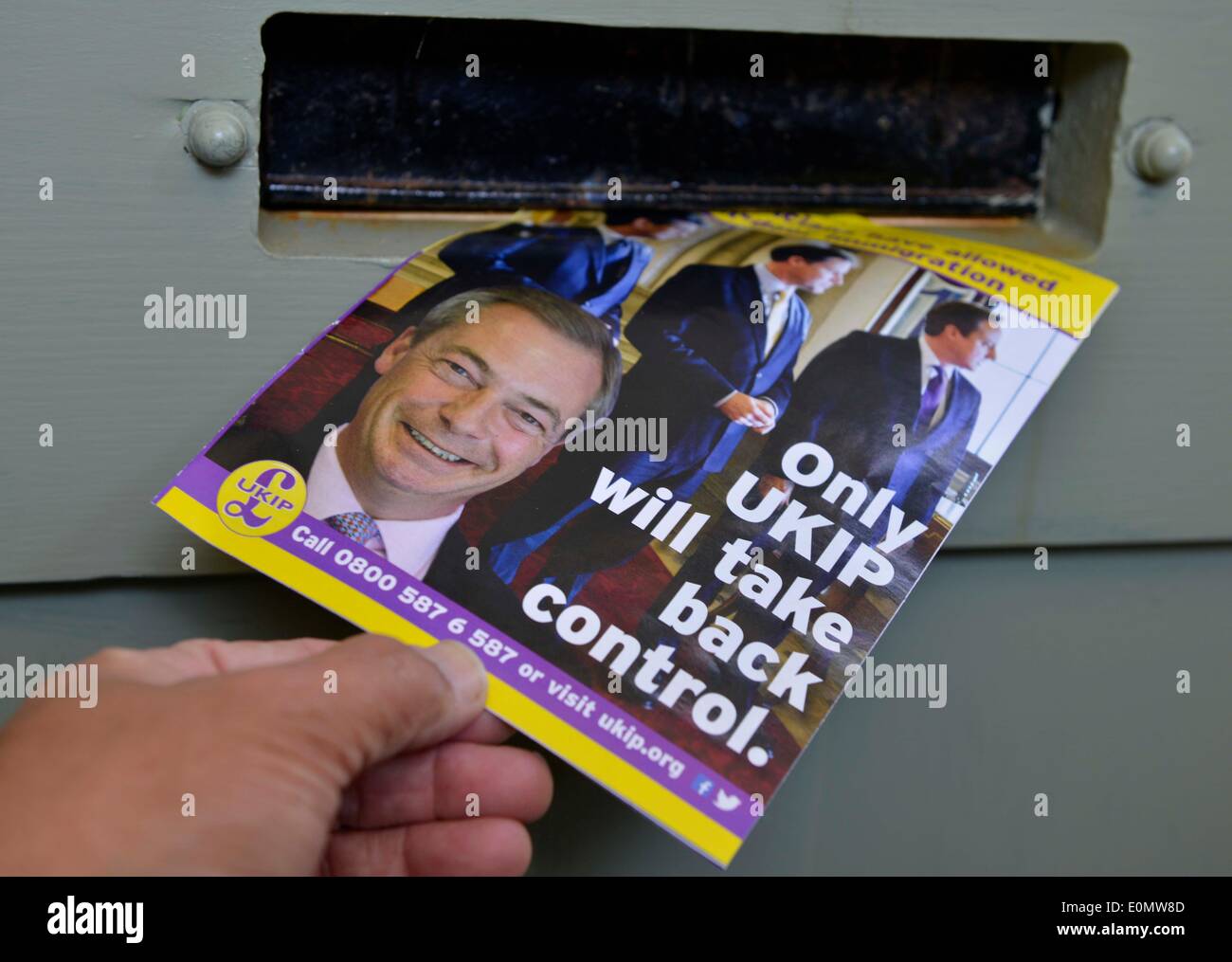 UKIP-Wahl-Broschüre über Briefkasten geliefert Stockfoto