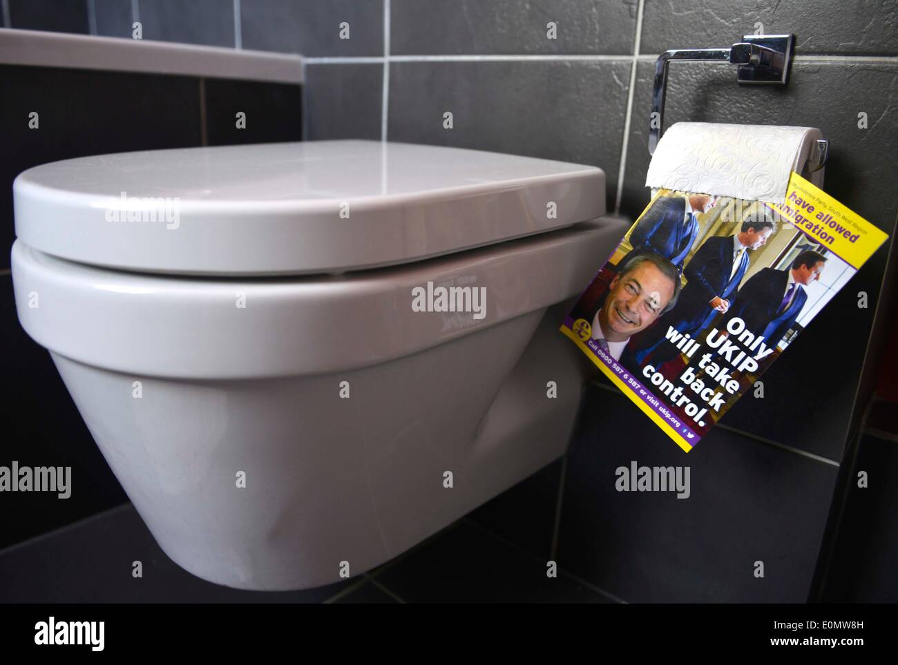Die UKIP Wahl Broschüre durch eine Toilette Stockfoto
