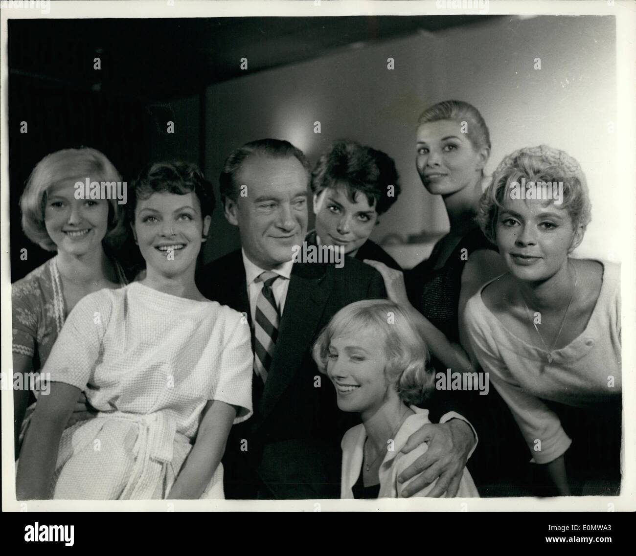 Sept. 09, 1956 - Continental Sternchen hier zum dritten Jahrestag ITV show '' Women in Love''. Das Foto zeigt Schauspieler George Sanders in London gestern mit sechs kontinentalen Sternchen, der mit ihm im Fernsehen in der dritten Jubiläums-Show der Associated Rediffusion erscheint abgebildet. Die Mädchen sind (L, R): stehend: 18-jährige Frances Martin (Österreich); 26-jährige Annette Grau (Deutschland); 23-jährige Maria Cuadra,(Spain); 19-jährige Scilla Gabel (Italien) und 20 Jahre alte Yvonne Monlaur Frankreichs. Vorne sitzt 25 - Jahre alten Ann-Marie Gyllenspetz von Schweden. Stockfoto