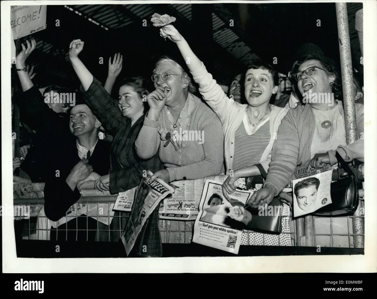 Sept. 09, 1956 - Rudi Völler kommt in London Keystone Foto zeigt: der Ausdruck von fünf Mädchen, an der Waterloo Station heute - wie der bekannte Pianist Liberace, trat aus dem Zug heute, nach der Ankunft von Southampton. Stockfoto