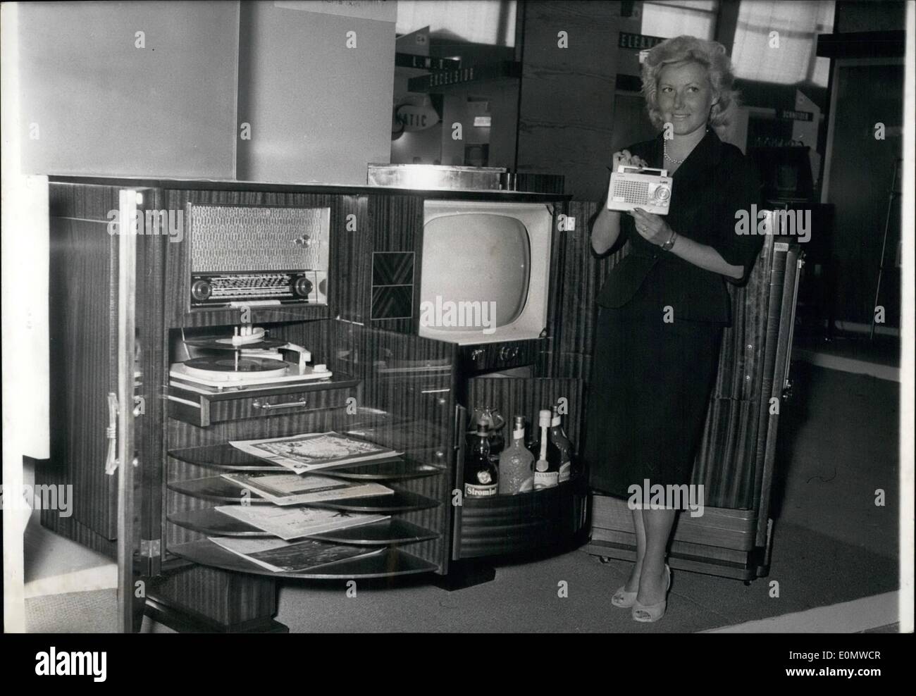 Sept. 09, 1956 - Radio und TV-Show öffnet in Paris: die jährliche Radio und Fernsehen eröffnet an der Porte De Versailles in Paris, heute zeigen. Foto zeigt die kleinste Radioapparat (rechts) und der größte (mit Juke-Box, Bar und TV) Stockfoto