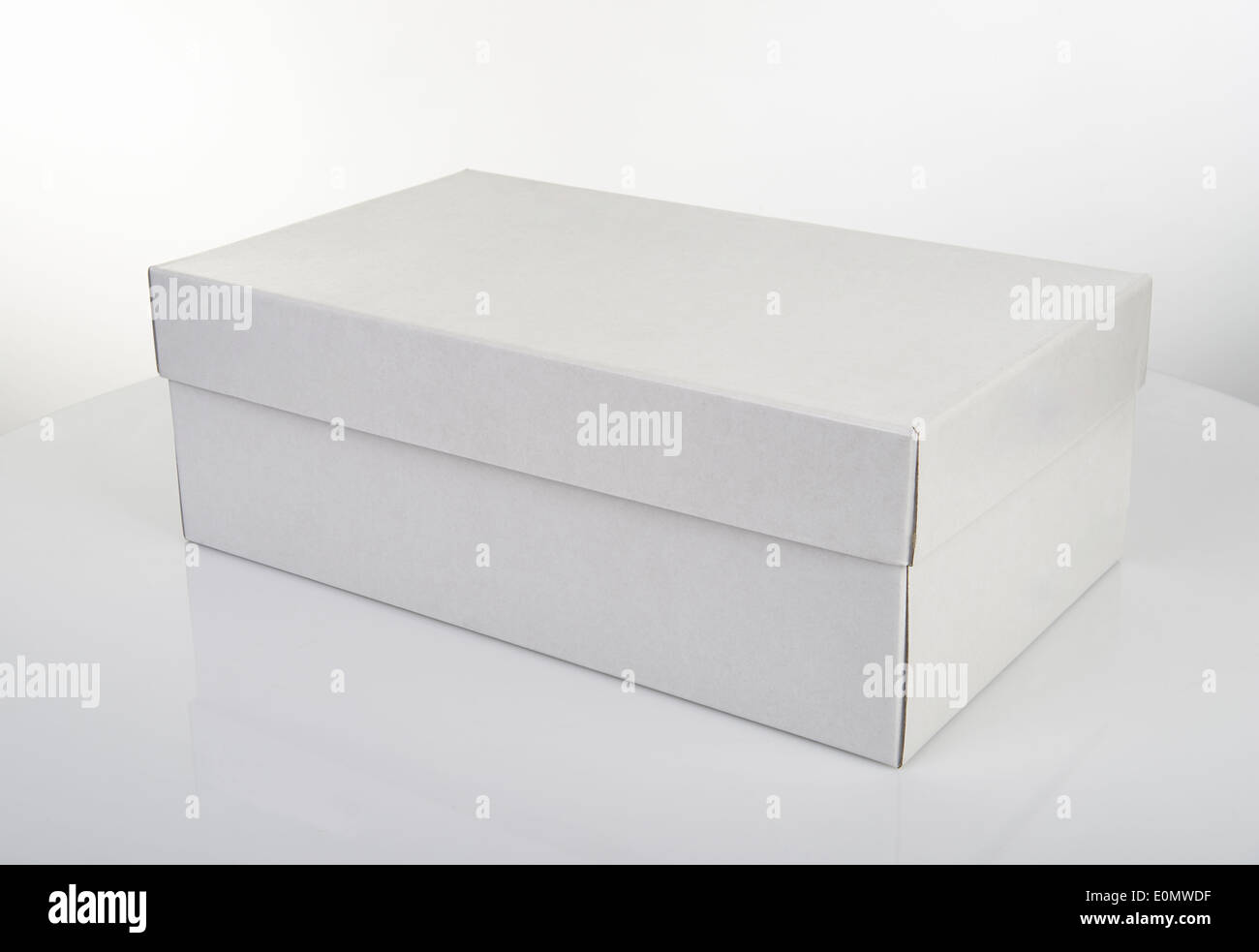 Weißer schuhkarton -Fotos und -Bildmaterial in hoher Auflösung – Alamy