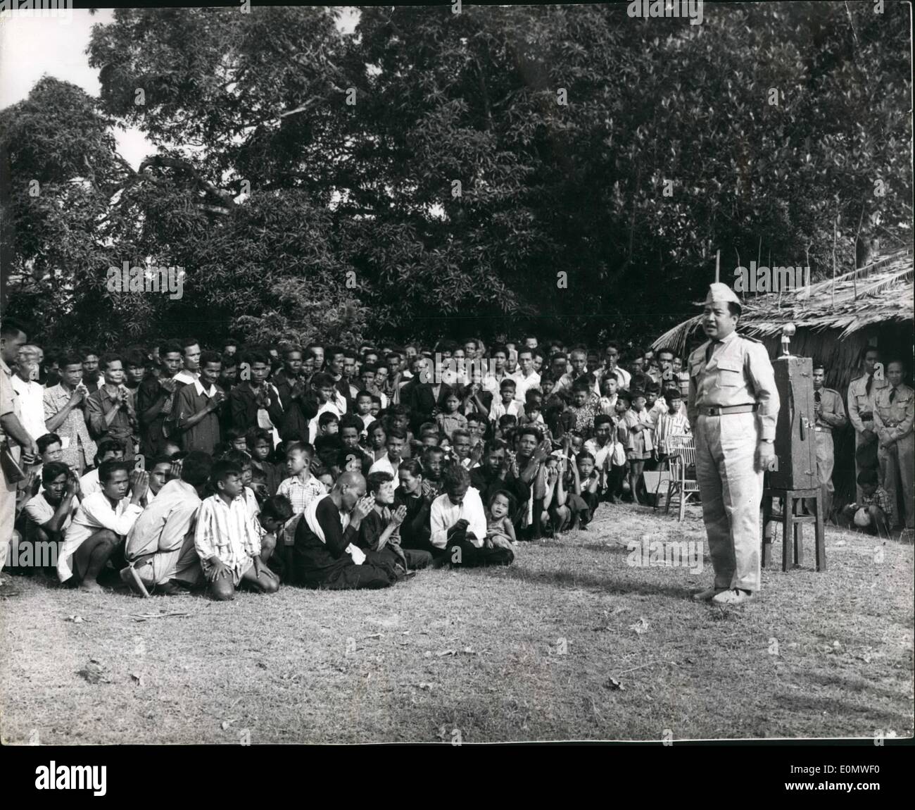 7. Juli 1956 - Kambodscha erkennt Pekinger Regierung: bei He Weiler Chraneang Te etwa 10 Km von der Grenze von Südvietnam, Prinz Norodom Sihanouk Premierminister von Kambodscha vor kurzem bekannt, dass seine Regierung beschlossen hatte, de Jure (legal) - die Peking-Regierung anerkennt. Der Prinz war ein Publikum - vor allem von Bauern - bei seinem Besuch in dem Weiler zu Inaugrate seine '' water Policy'' - soll der Bau von Staudämmen - zu fördern Adressierung Brunnen - Stauseen etc. der Land - Wasser für die Bewässerung usw., die während der trockenen Jahreszeit sicherzustellen Stockfoto