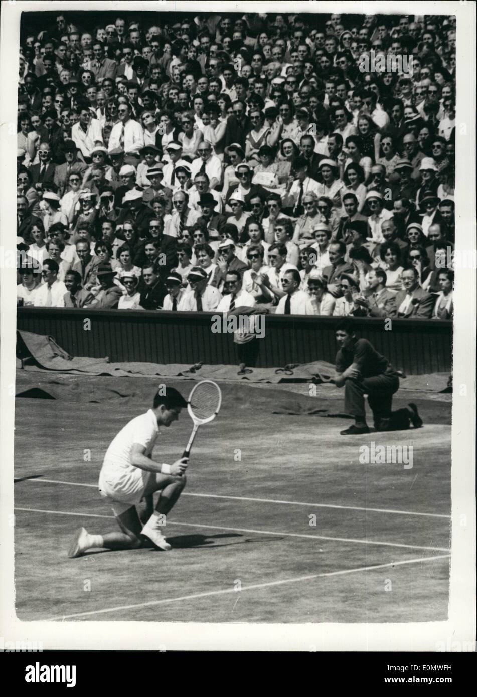 7. Juli 1956 - Ken Rosewall von Landsmann besiegt. Lew Hoad gewinnt Herren-Einzel-Titel: Australiens Lew Hoad der Herren-Einzel-Titel in Wimbledon gewann heute Nachmittag - wenn er seinem Landsmann Ken Rosewall 6-2 schlagen; 4-6; 7: 5; 6-4. Foto zeigt Ken Rosewall sieht ein wenig niedergeschlagen, wenn er auf ein Knie gerutscht, wenn Sie versuchen, einen Schuss zu erreichen. seine Bemühungen wurden durch die Menge applaudierte. Stockfoto