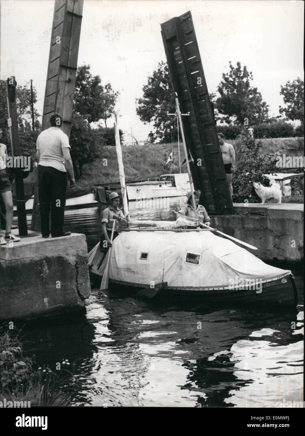 7. Juli 1956 - vom Wasser aus Frankfurt/Main, Liberial: Dietrich Zeisler (Zeisler) und seine Braut Ilona Lutschak (Lutschak) aus Westberlin begann heute von Frankfurt am Main gibt es kleines Boot nach Liberia. Es wird eine interessante Reise für ein Jahr sein. Foto zeigt die beiden zu Beginn in den Main in Frankfurt am Main, eine angenehme Reise zu ihnen! Stockfoto