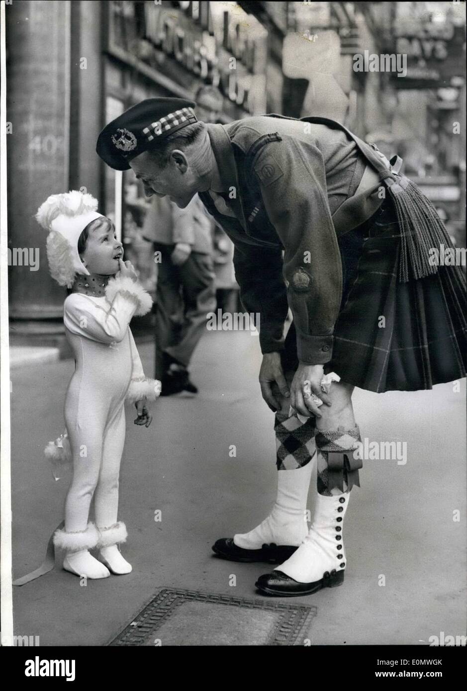 7. Juli 1956 - Generalprobe für Kinder Tanz-Matinee am Adelphi Theatre... Fast 300 Kinder halten ihre jährliche Tanz Matinee am Adelphi Theatre, Strand, am Dienstag kommenden 16. Juli zugunsten der Liga Mitleid, die Jugendabteilung von H.S.P.C.C.. Die Kinder sind alle Schülerinnen und Schüler von Miss Violet Ballantine. Foto zeigt:-C.S.M.W.-Chalmers, der die Gordon Highlanders, aus Fraserborough, Aberdeenshire, hält zum plaudern 3-jährige Stella Maria Brusa, der Battersea, einer der kleinen Tänzerinnen wie sie heute für die Generalprobe am Adelphi Theatre gekommen. Stockfoto