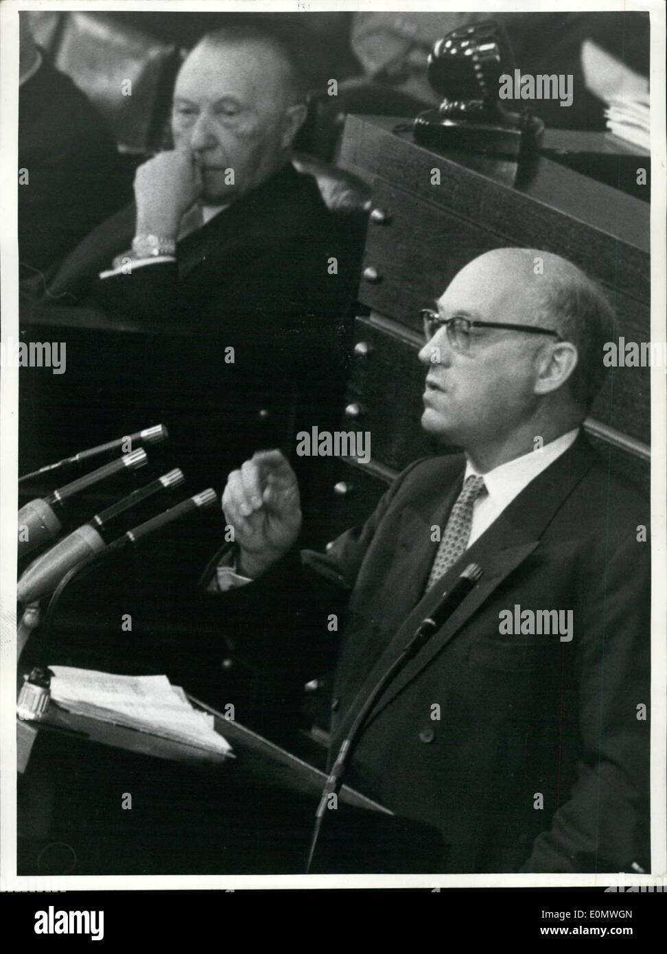 7. Juli 1956 - Dritte Lesung - Wehrpflichtgesetz - Im Bundestag. UBZ Bei der Debatte bin Vormittag Die Beiden Gegenspeiler Bundeskanzlers Dr. Adenauer Und SPD Wehr Experte Fritz Erler. Stockfoto