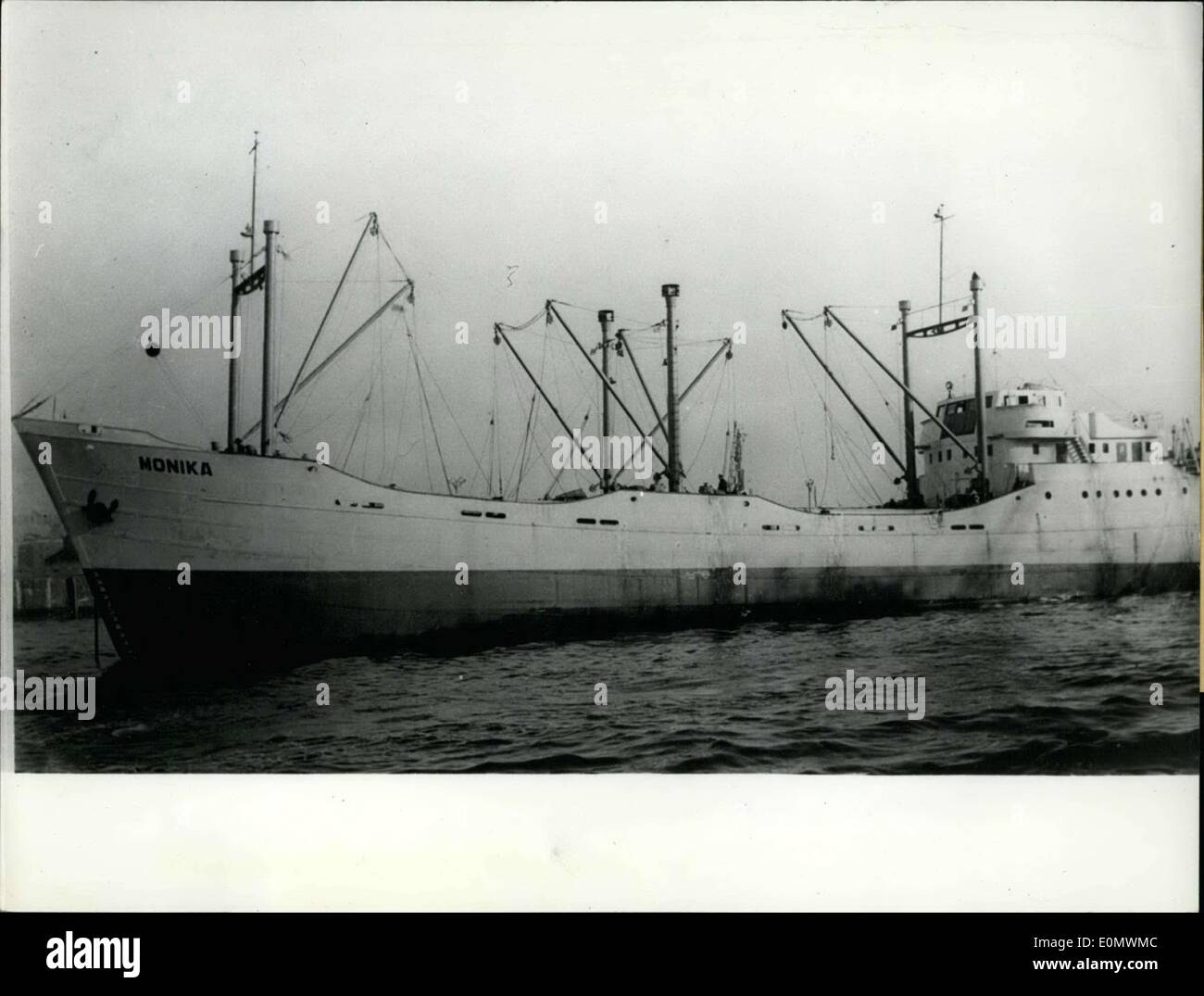 Sept. 24, 1956 - National-chinesischen Küste-Batterie bombardiert deutsche Motor--Frachtschiff "Monika" in der Nähe von rot-chinesischer Hafen Amoy. Das Schiff flohen vor einem Taifun und Hafen Amoy erreichen würde. Der dritte Ingenieur Harold Martens aus Hambourg starb und zwei weitere Seeleute wurden verletzt. OPS: Die Motor-Fracht-Schiff "Monika" Stockfoto