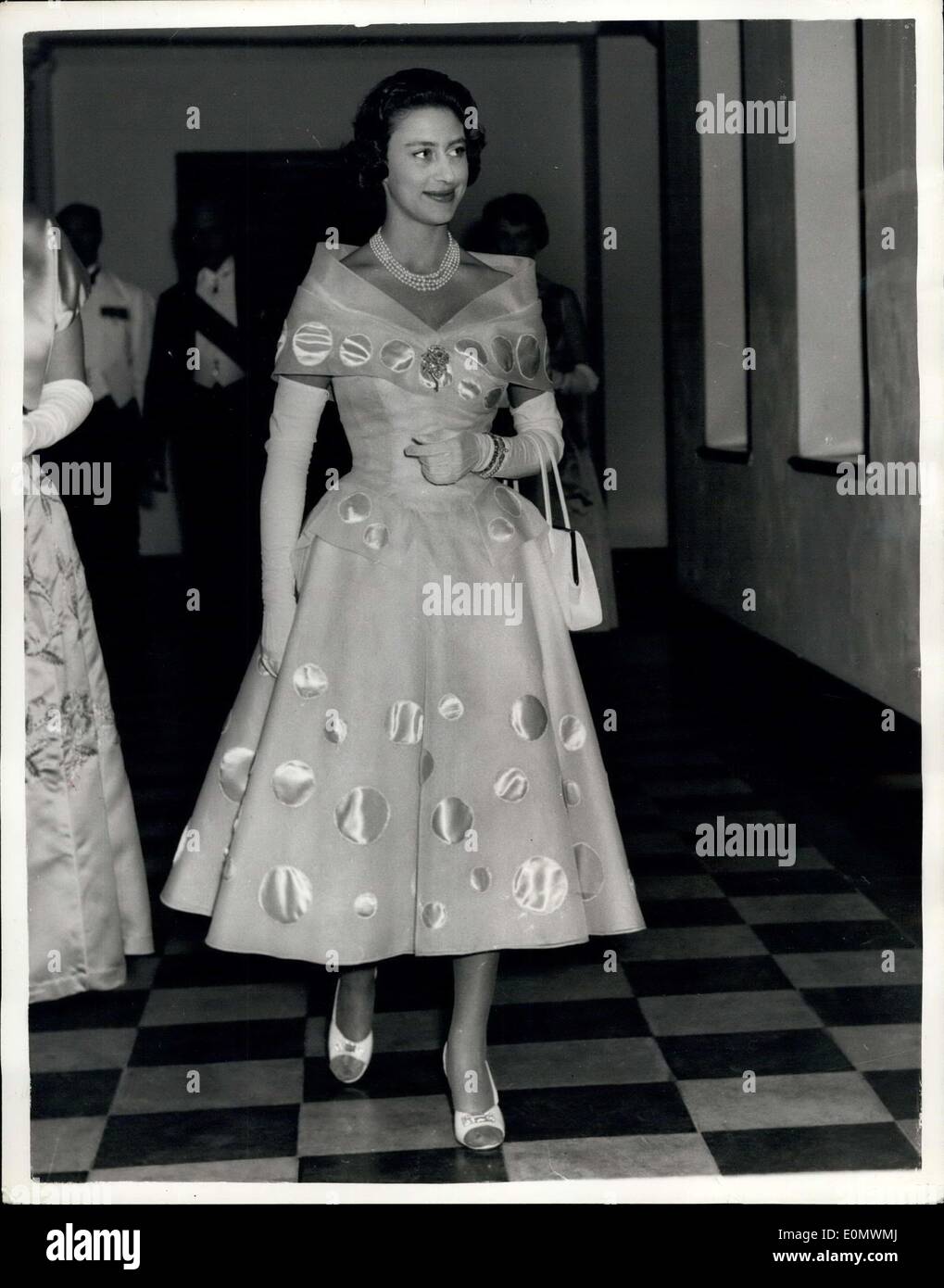 Sep 26, 1956 - hat Prinzessin Margaret setzen eine neue Mode - Foto  zeigt:-das ist das Kleid, das eine Mode-Mensation in Mombama erstellt.  Prinzessin Margaret trug es für eine Regierung Haus-Rezeption. Jetzt
