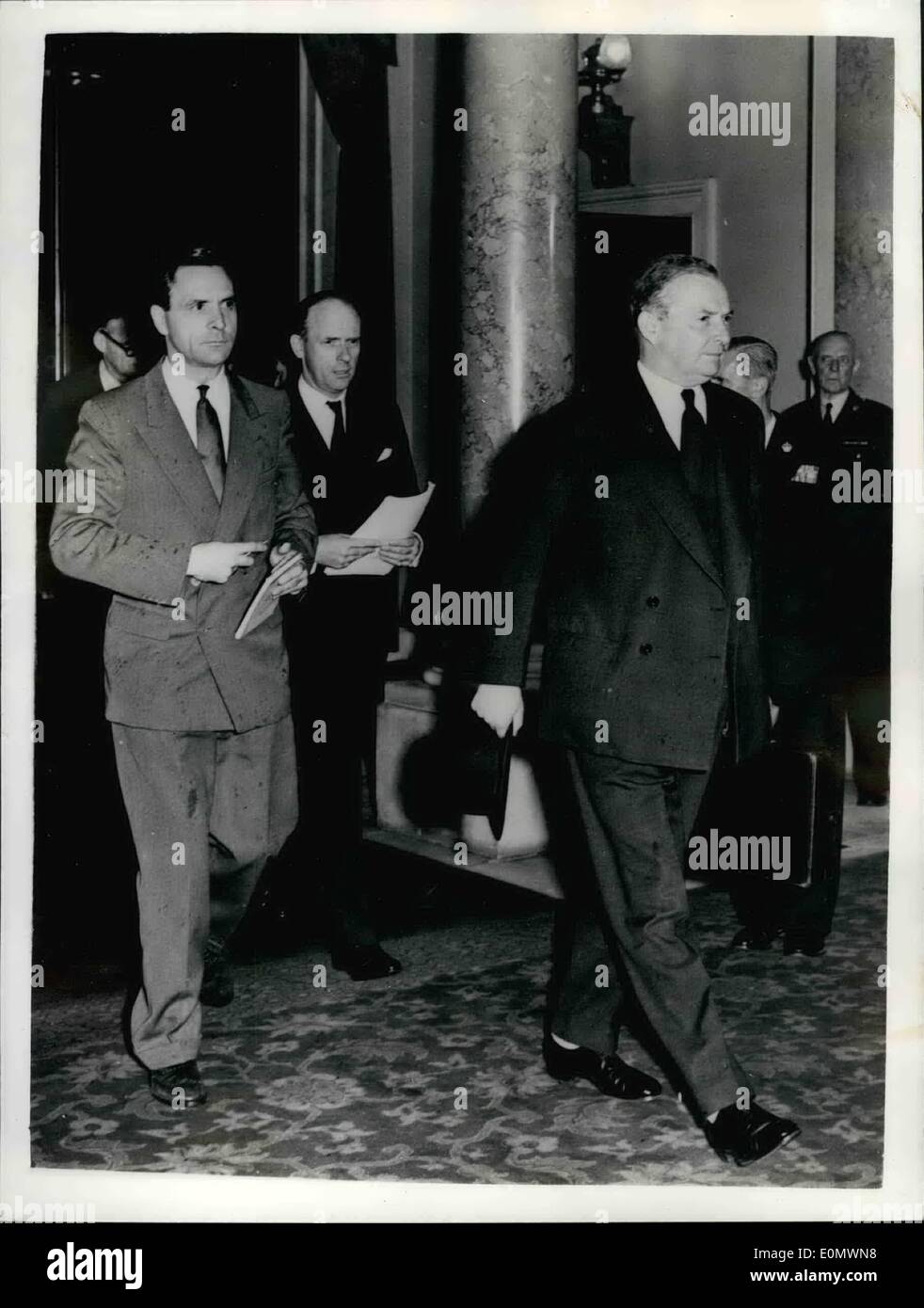 1. Oktober 1956 - 10.01.56 Suez Konferenz im Lancaster House. Botschafter der 18 Regierungen, die die zweite Suez-Konferenz teilnahmen im Lancaster House heute Morgen zum Einrichten des neuen Vereins der Suezkanal Benutzer getroffen. Foto zeigt: Der Außenminister, Herr Selwyn Lloyd, kommt für die Konferenz. Stockfoto