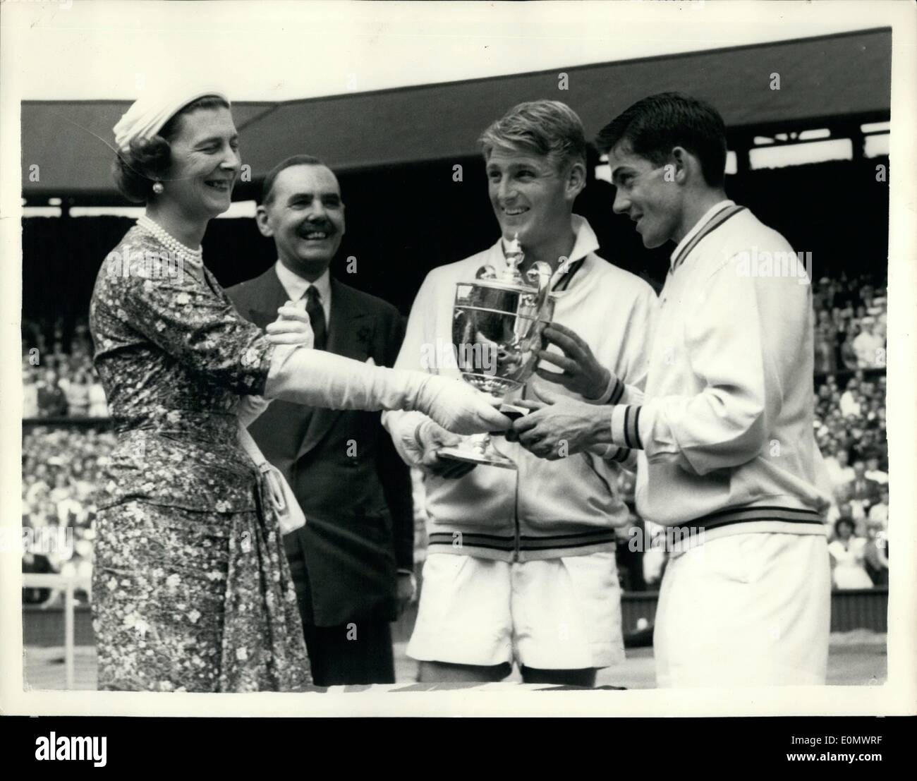 7. Juli 1956 - Lew Hoad gewinnt Herren Einzel-Meisterschaften Recevies Tasse aus Duchees von Kent. KEYSTONE-FOTOSHOWS: - H.R.H die HERZOGIN von KENT präsentiert den Pokal von LEW ROAD- und eine Medaille zweiter KIN THOSEWALL - nach dem Finale der Herren Einzel in Wimbledon heute Nachmittag. Stockfoto